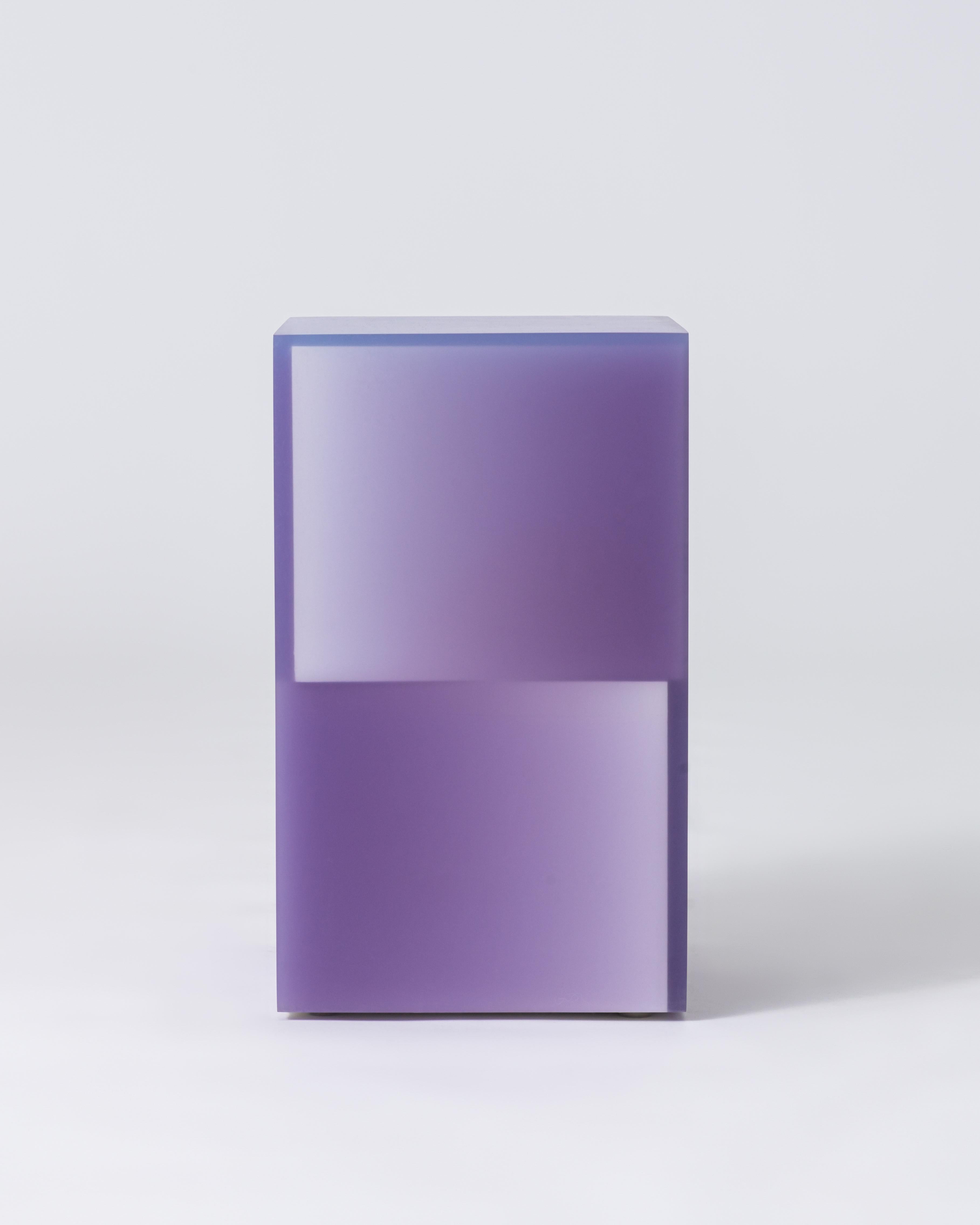 Mesa auxiliar / taburete geométrico de resina epoxi en color morado by Facture Moderno en venta