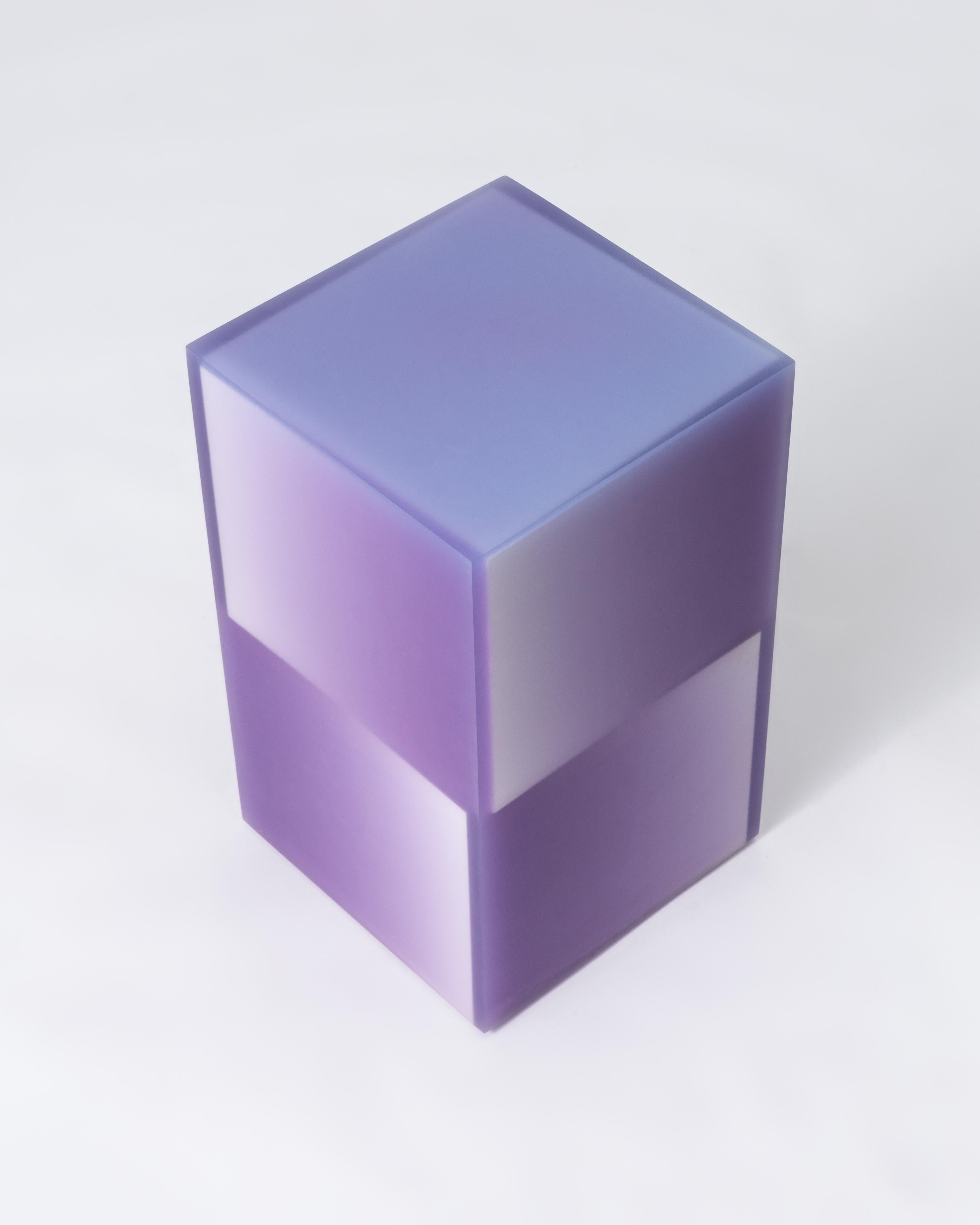 Mesa auxiliar / taburete geométrico de resina epoxi en color morado by Facture Estadounidense en venta