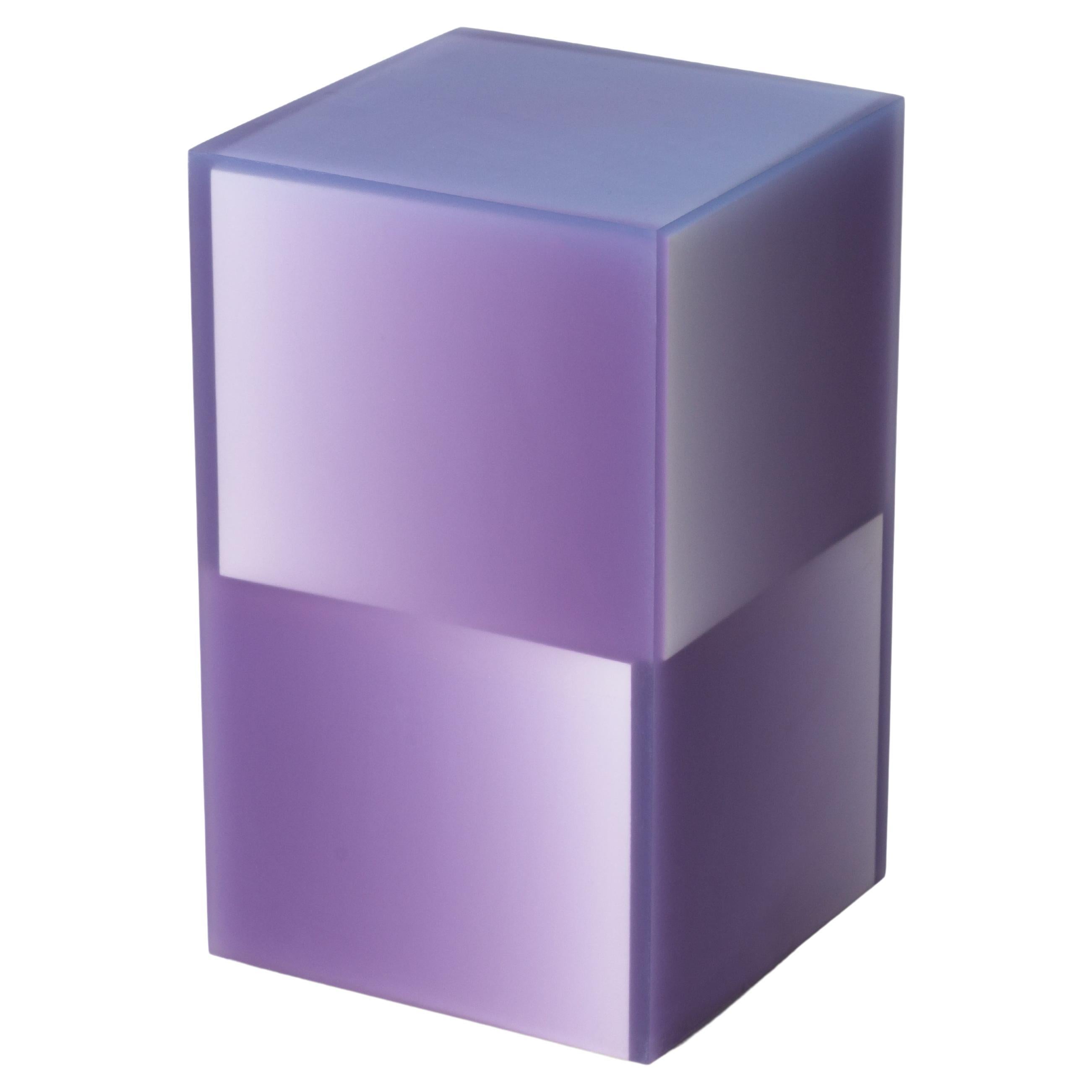 Mesa auxiliar / taburete geométrico de resina epoxi en color morado by Facture en venta