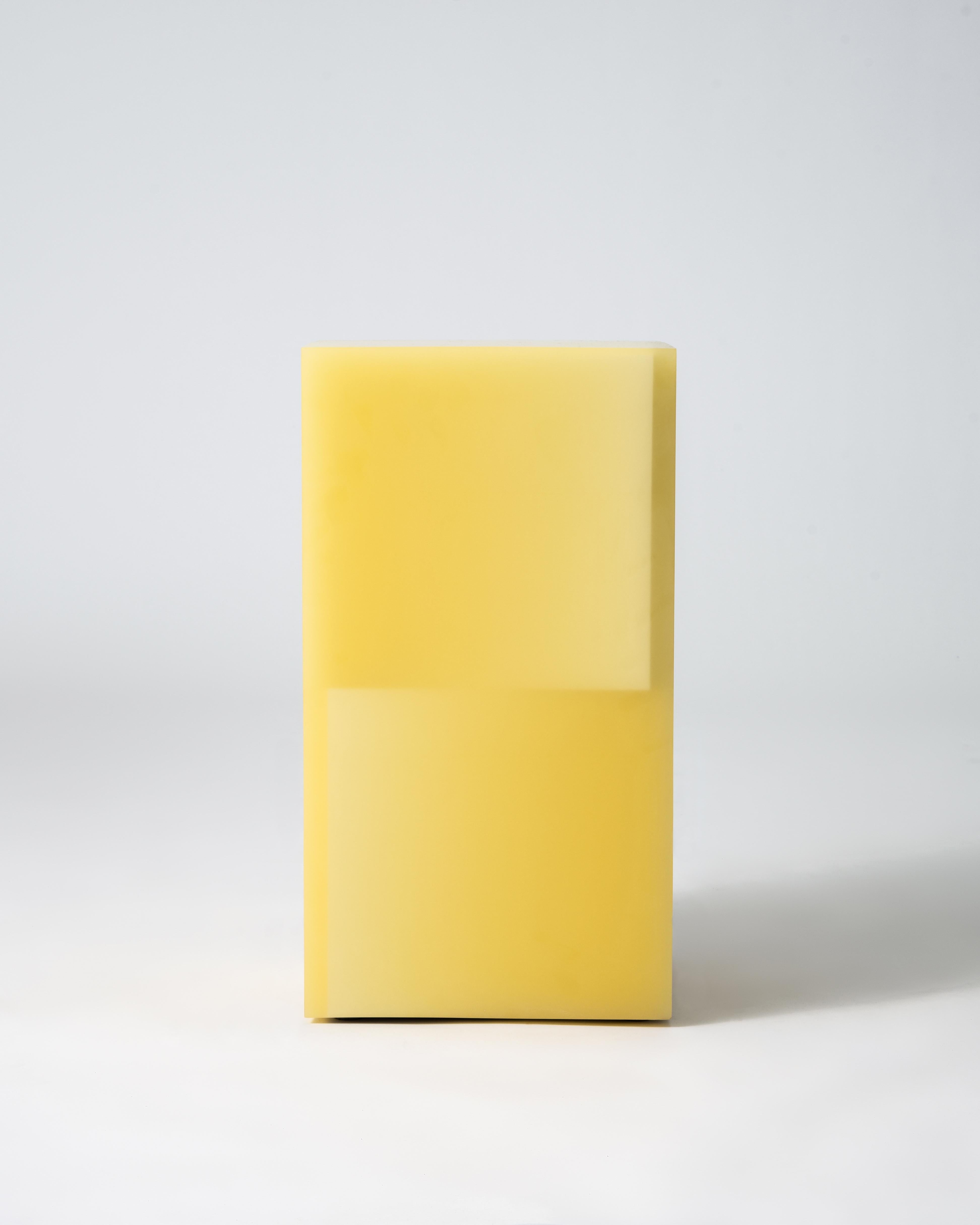 Representado por la Fábrica Tuleste

Esta juguetona mesa auxiliar de varias capas con diseño de cubo apilado está disponible en diferentes degradados de cinco colores primarios. Creada con una mezcla de cambios graduales de saturación en direcciones