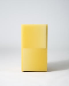 Geometrischer Beistelltisch / Hocker aus Epoxidharz in Gelb von Facture