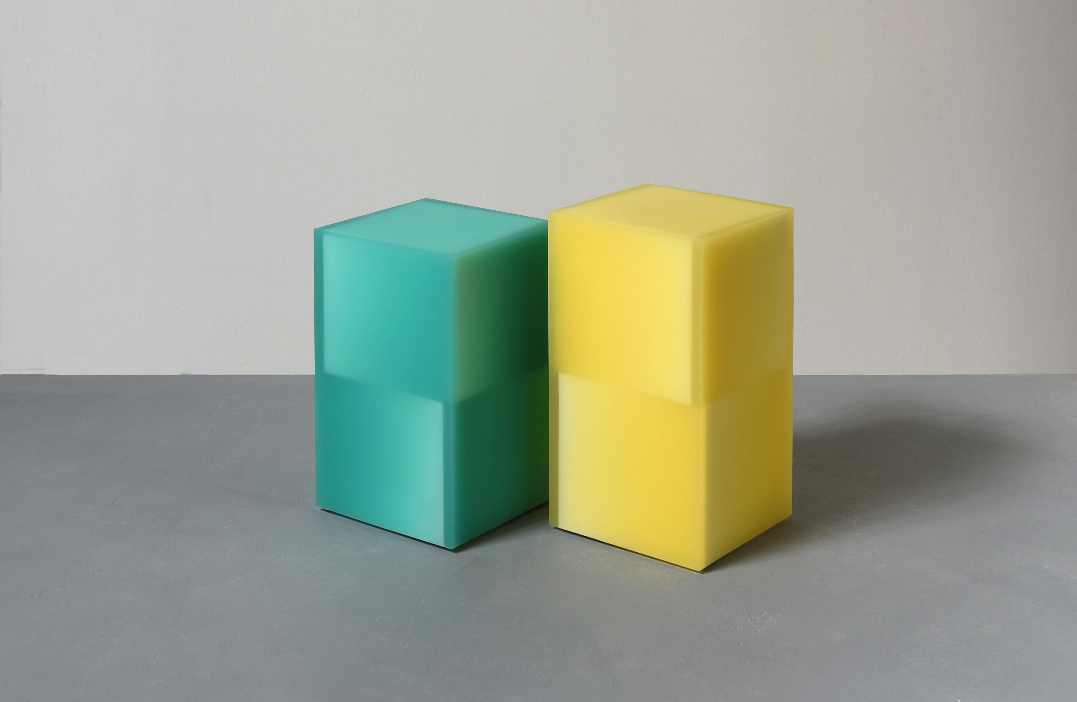 Mesa auxiliar / taburete geométrico de resina epoxi en amarillo by Facture Moderno en venta
