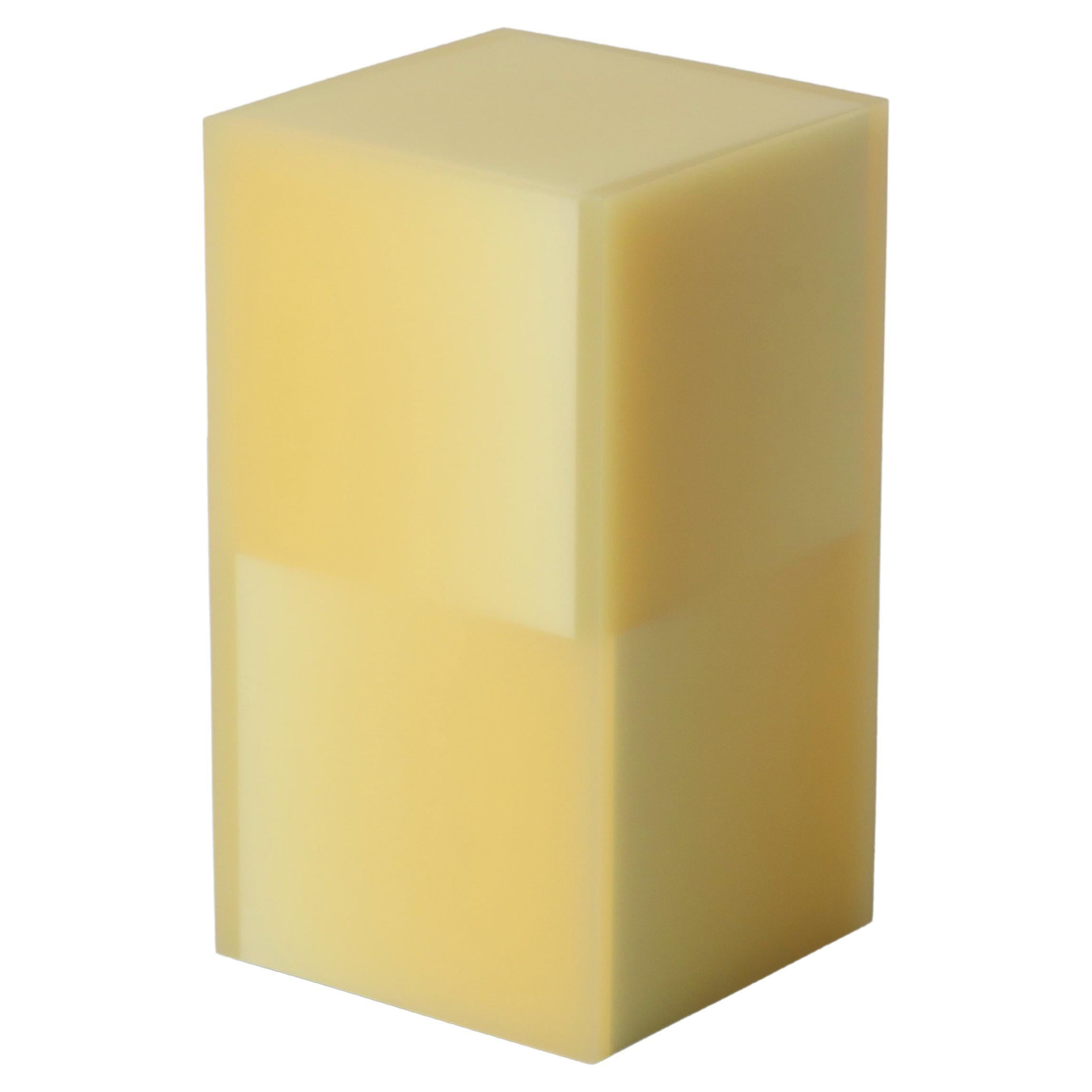 Mesa auxiliar / taburete geométrico de resina epoxi en amarillo by Facture en venta