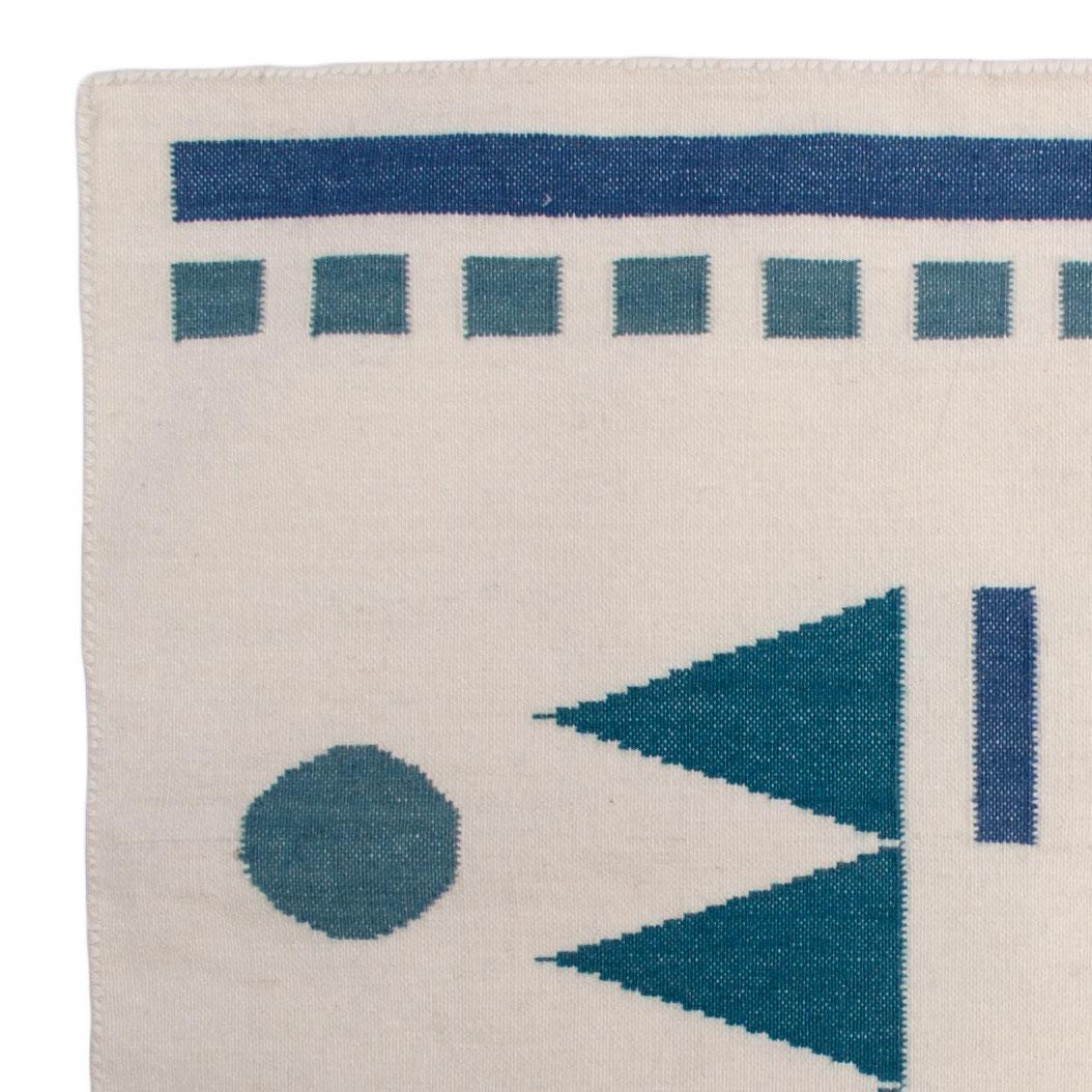 Dieser geometrische Teppich wurde von Kunsthandwerkern in Rajasthan, Indien, nach ethischen Gesichtspunkten aus feinsten Wollgarnen in einer traditionellen Webtechnik gewebt, die in dieser Region heimisch ist.

Der Kauf dieses handgefertigten