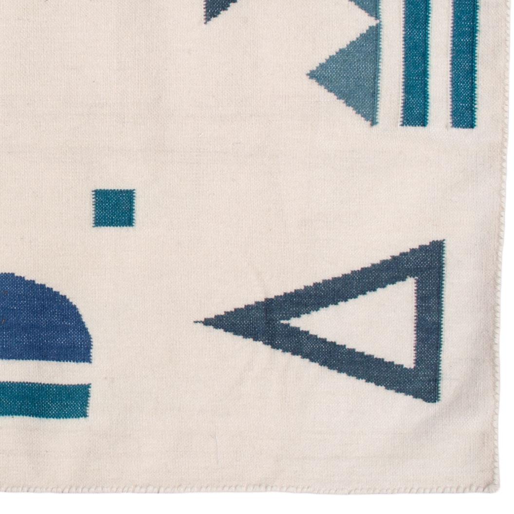 Geometrischer handgewebter moderner Wollteppich, Teppich und Durrie, Vera Tribal (Indisch) im Angebot