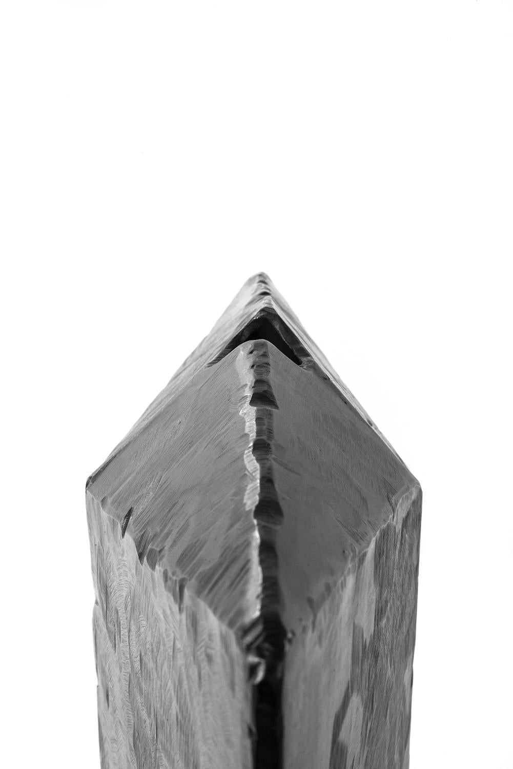 Schiff Nr. 4.
J.M. Szymanski
d. 2023
Geschwärztes und gewachstes Eisen

Es handelt sich um ein einzigartiges architektonisches Objekt, das vollständig aus Eisen besteht. J.M. Szymanski verwendet ein einzigartiges Verfahren der Metallbildhauerei, um