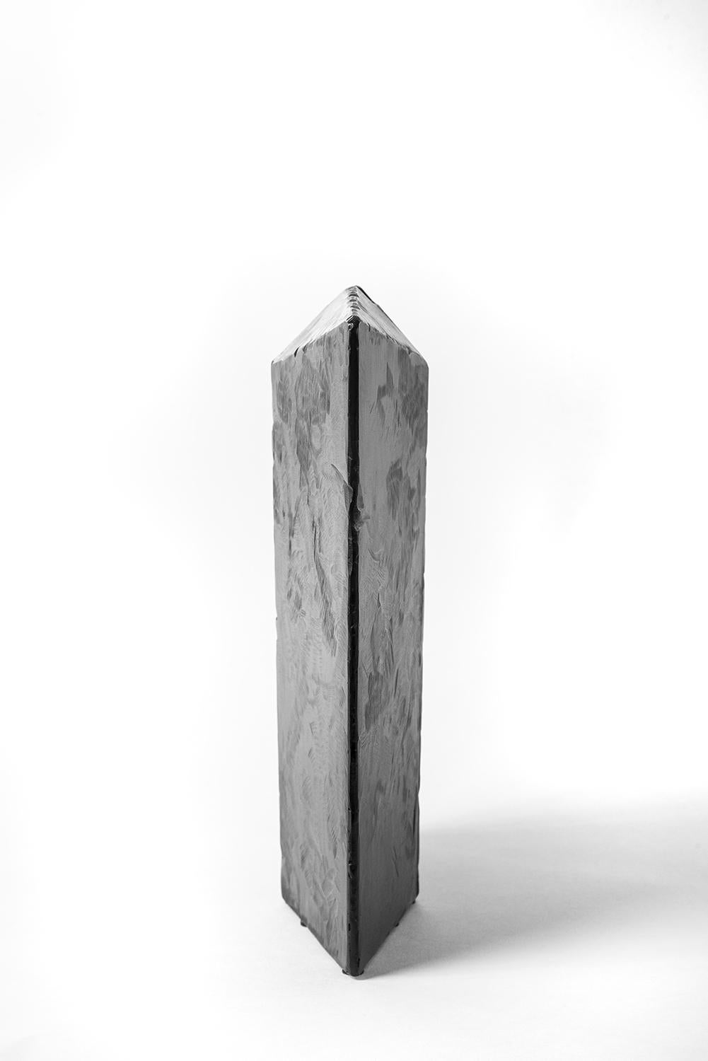 Geometrische Gefäß-Skulptur Handgemachtes geschwärztes und gewachstes Eisen (Moderne) im Angebot