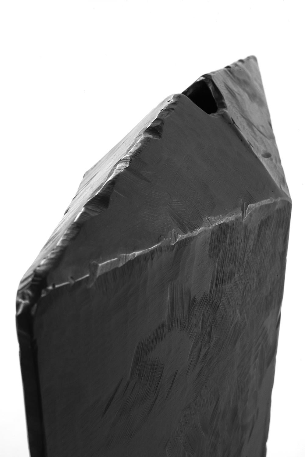 Geometrische Gefäß-Skulptur Handgemachtes geschwärztes und gewachstes Eisen (amerikanisch) im Angebot