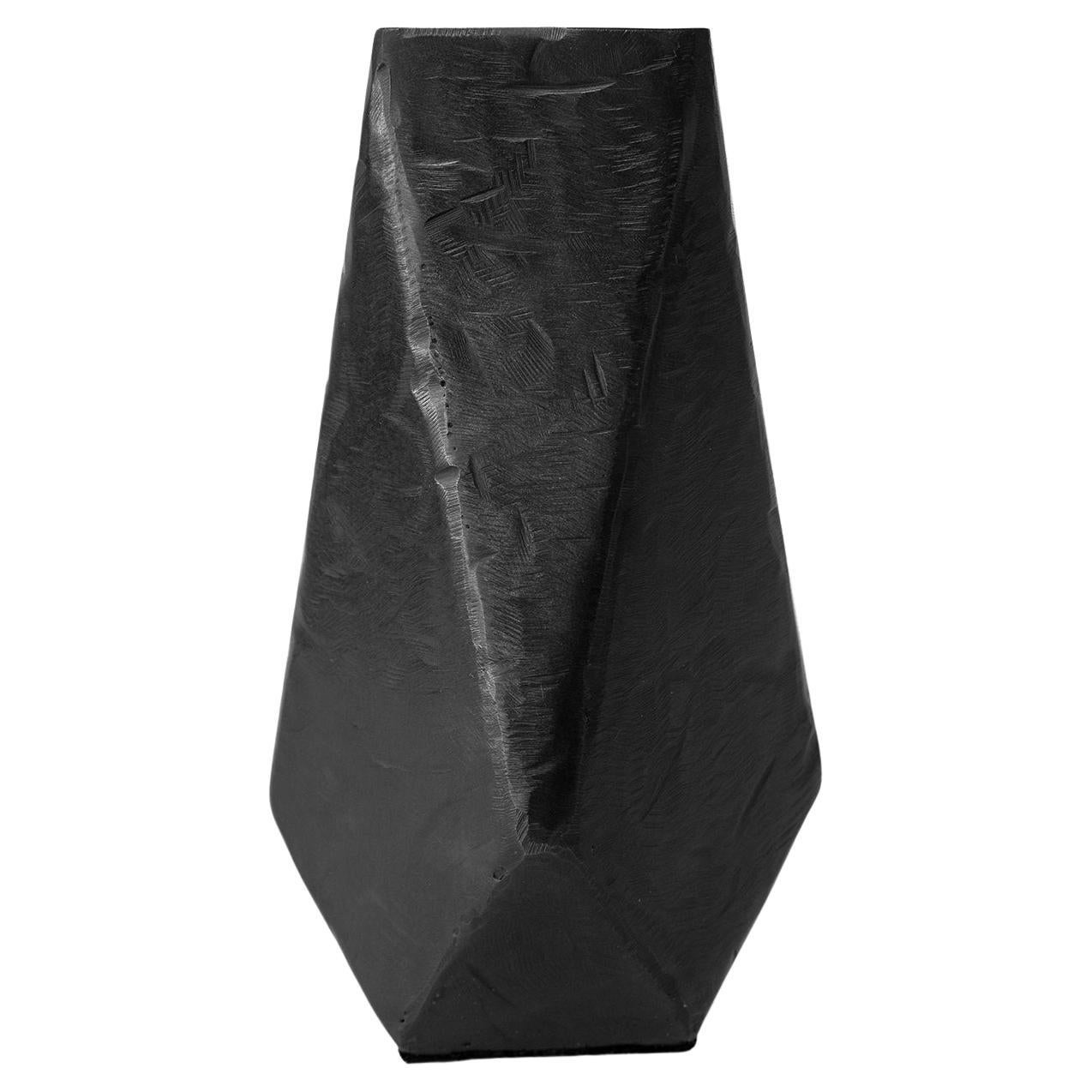 Sculpture géométrique en forme de récipient faite à la main en fer noirci et ciré