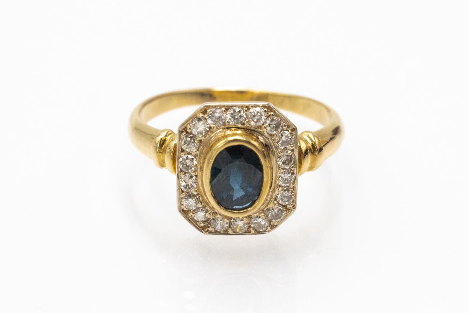 Taille ovale Bague géométrique en or 18k vinatge avec saphir et diamants. en vente