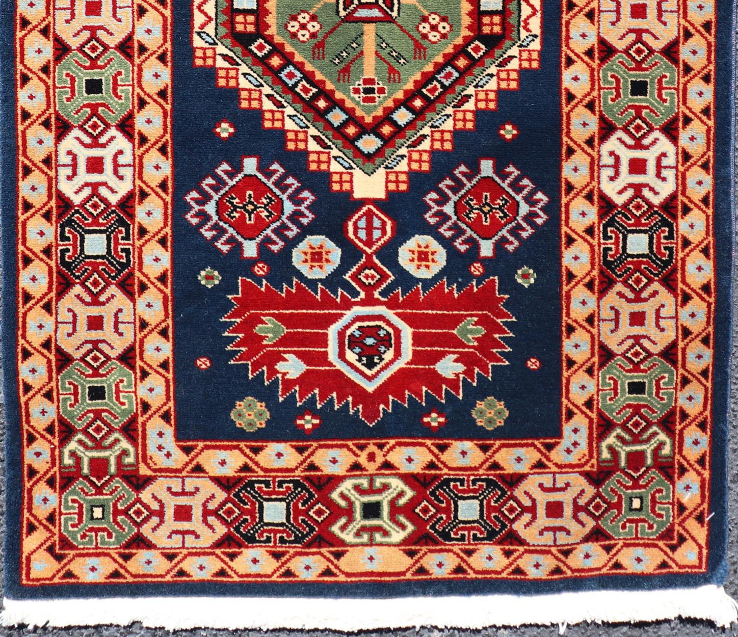 Geometrischer kaukasischer Vintage-Teppich mit geometrischen Stammesgeometrischen Medaillons in Blau, Rot (Kasachisch) im Angebot