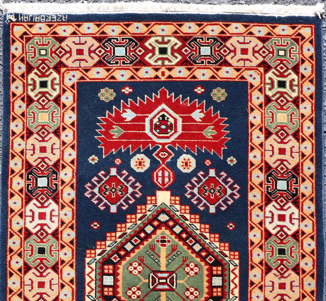Geometrischer kaukasischer Vintage-Teppich mit geometrischen Stammesgeometrischen Medaillons in Blau, Rot (Persisch) im Angebot