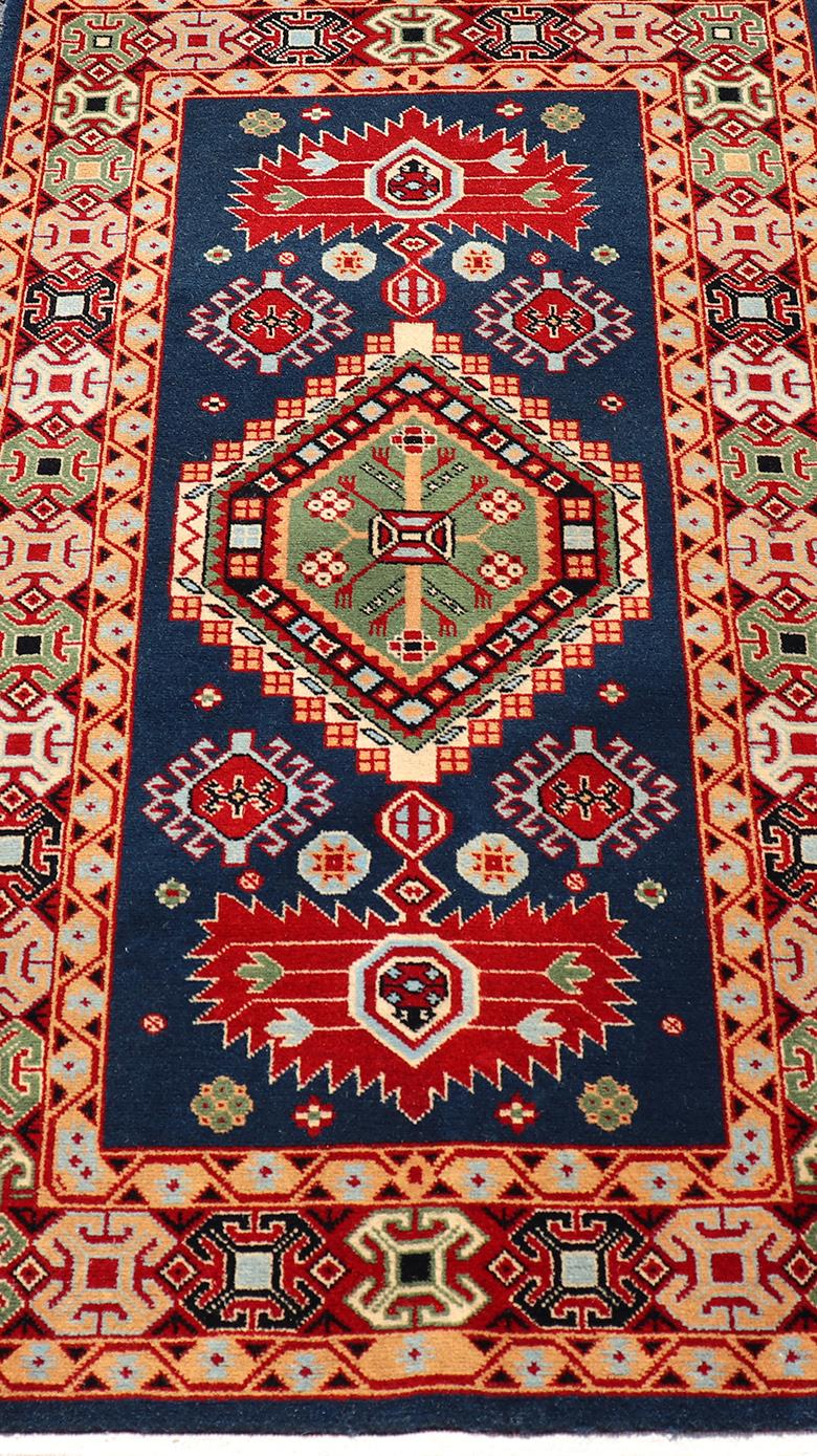 Geometrischer kaukasischer Vintage-Teppich mit geometrischen Stammesgeometrischen Medaillons in Blau, Rot (Handgeknüpft) im Angebot