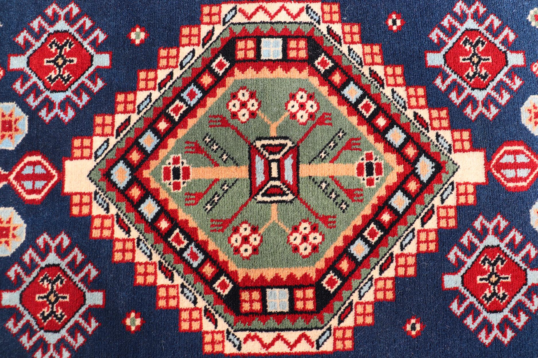 Geometrischer kaukasischer Vintage-Teppich mit geometrischen Stammesgeometrischen Medaillons in Blau, Rot (20. Jahrhundert) im Angebot
