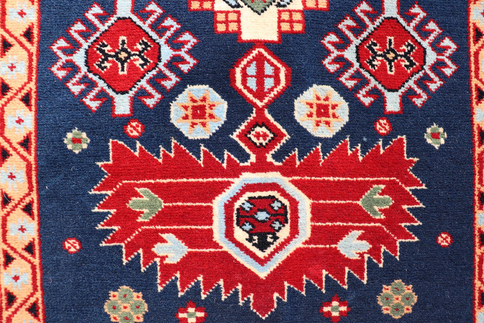 Geometrischer kaukasischer Vintage-Teppich mit geometrischen Stammesgeometrischen Medaillons in Blau, Rot im Angebot 1