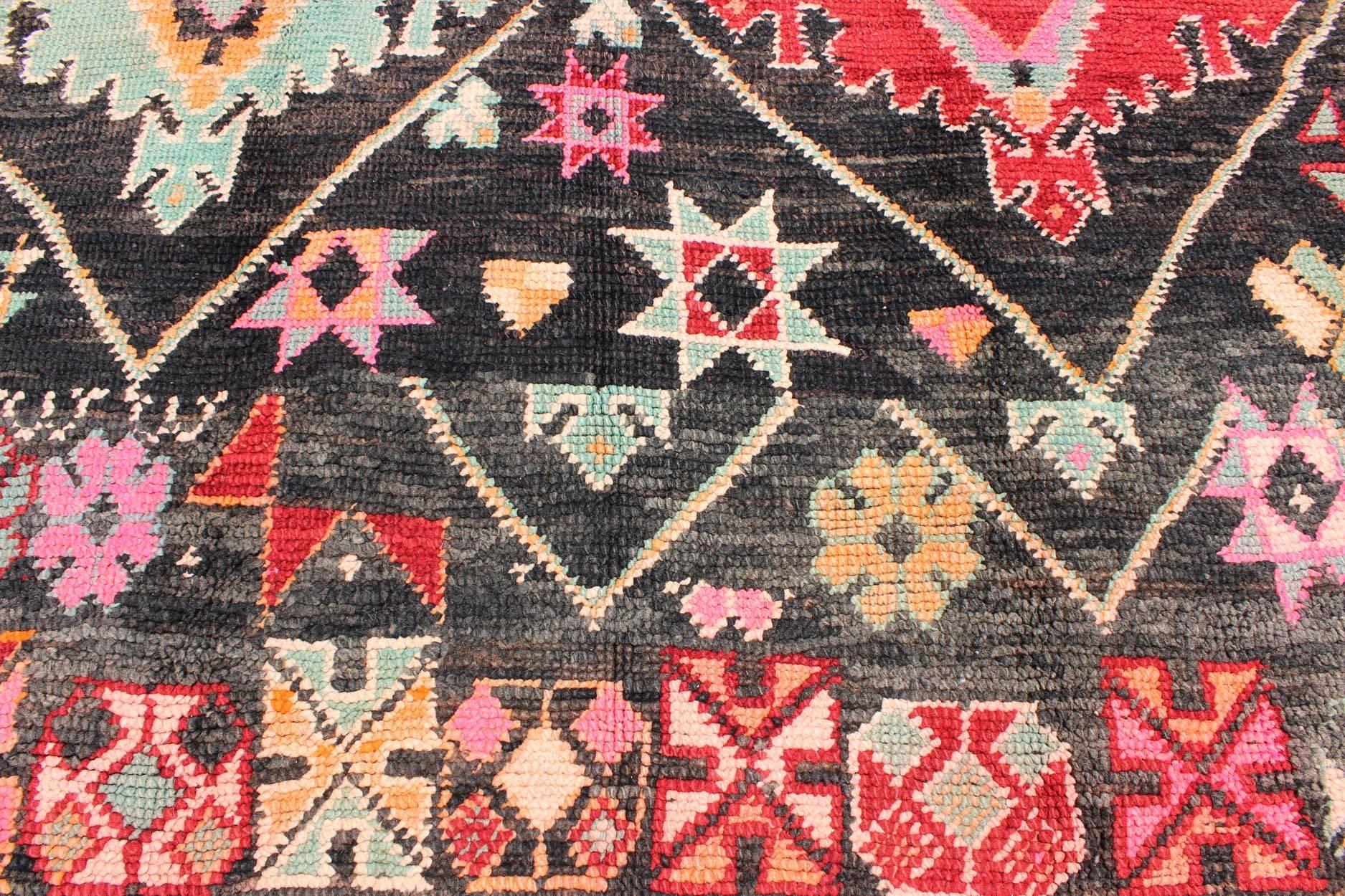 Geometric Vintage Moroccan Rug in Black, Red, Green  In Excellent Condition For Sale In Atlanta, GA
