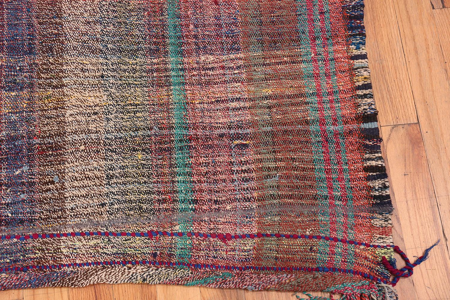 Hand-Woven Vintage Persian Kilim Rug. Size: 8 ft 8 in x 11 ft 7 in For Sale