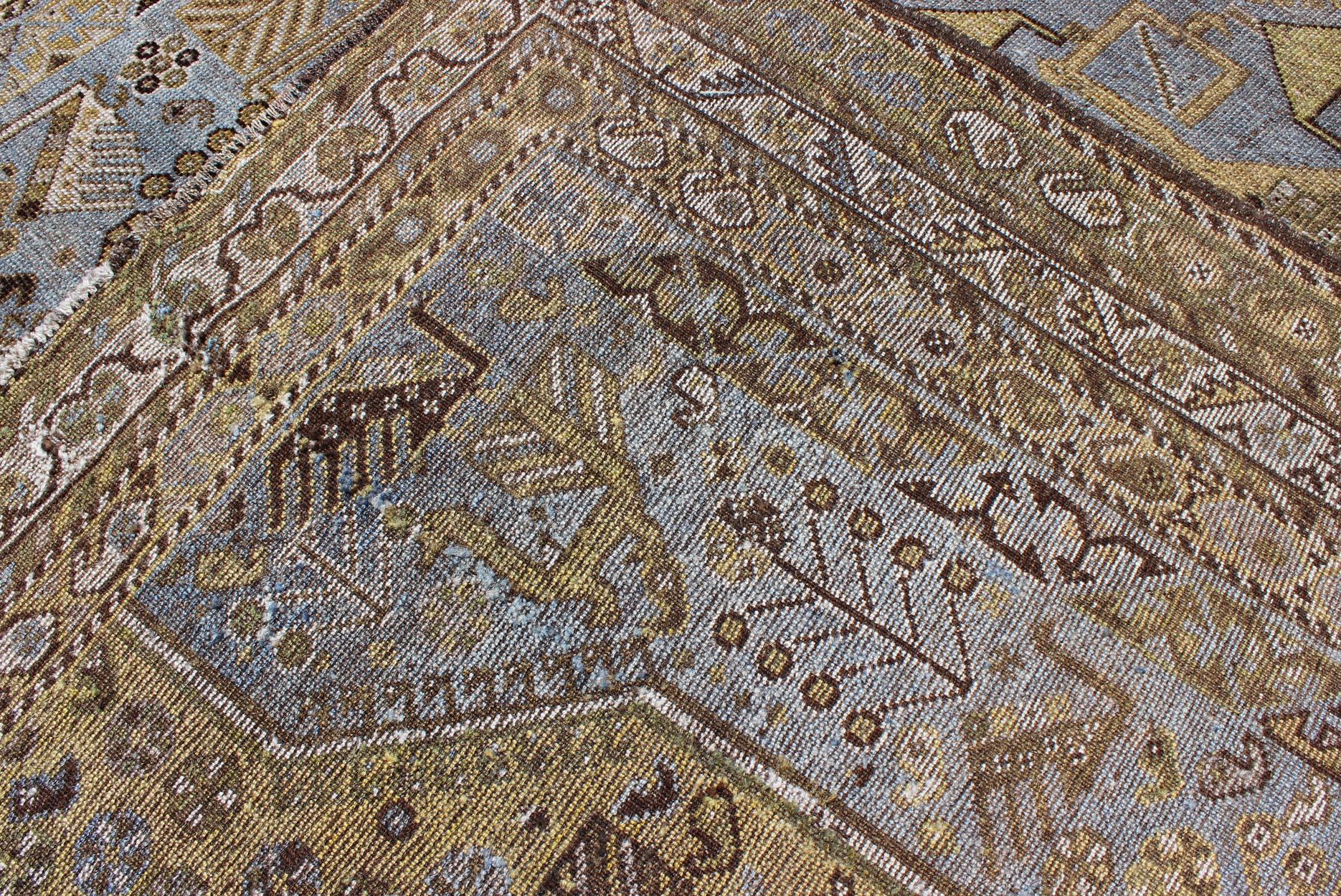 Geometrischer persischer Shiraz-Teppich im Drei-Medallion-Design in Lavendel und Olive, Vintage im Angebot 3