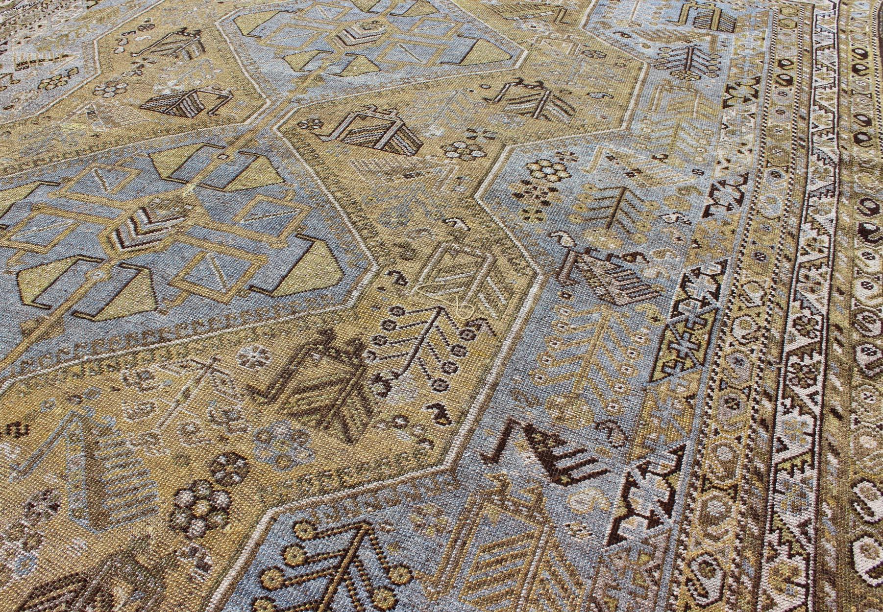 Persischer Shiraz-Teppich im Vintage-Stil in Oliv und Lavendel mit geometrischen Medaillons, Teppich/GNG-4754, Herkunftsland / Typ: Iran / Shiraz, um 1930.

Dieser persische Shiraz-Teppich im Vintage-Stil (ca. Anfang des 20. Jahrhunderts) zeichnet