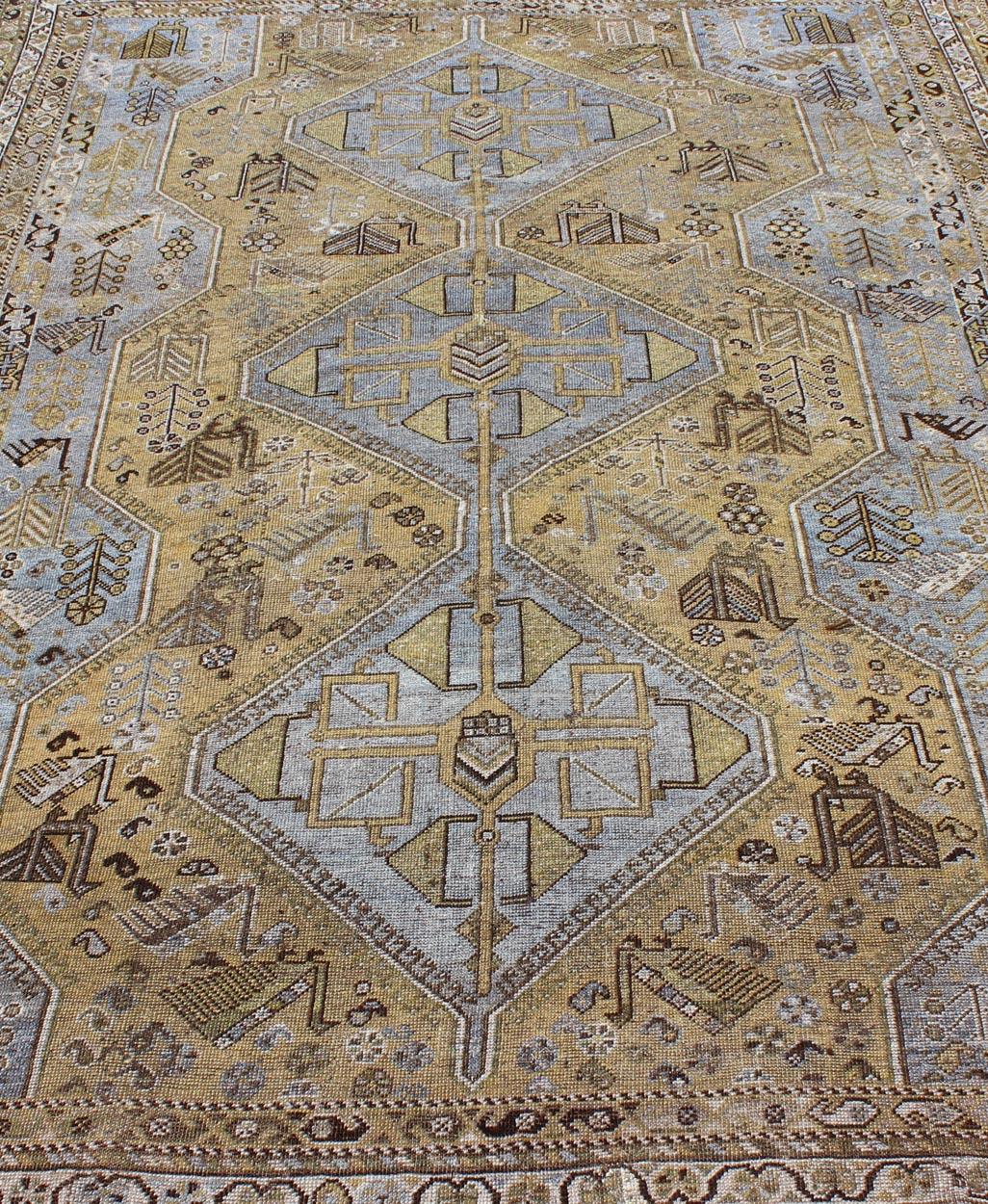 Geometrischer persischer Shiraz-Teppich im Drei-Medallion-Design in Lavendel und Olive, Vintage (Stammeskunst) im Angebot