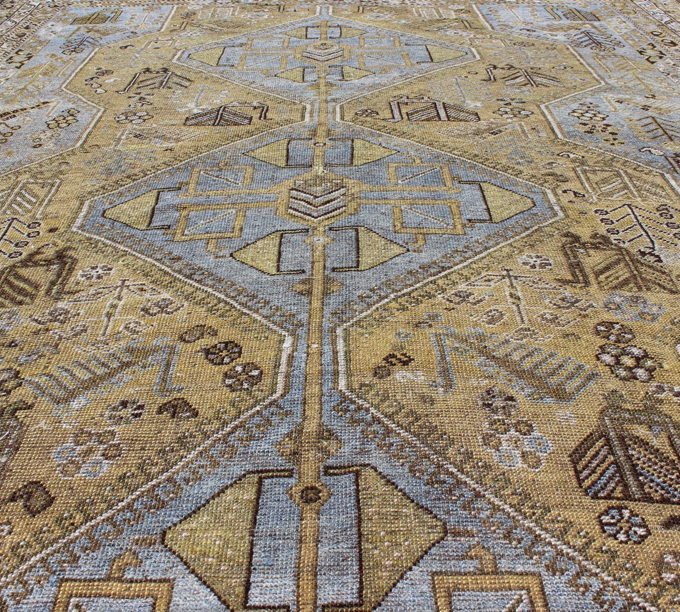 Geometrischer persischer Shiraz-Teppich im Drei-Medallion-Design in Lavendel und Olive, Vintage (Persisch) im Angebot