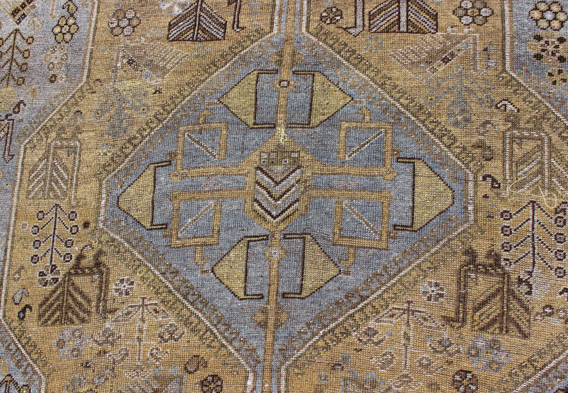 Geometrischer persischer Shiraz-Teppich im Drei-Medallion-Design in Lavendel und Olive, Vintage (Handgeknüpft) im Angebot