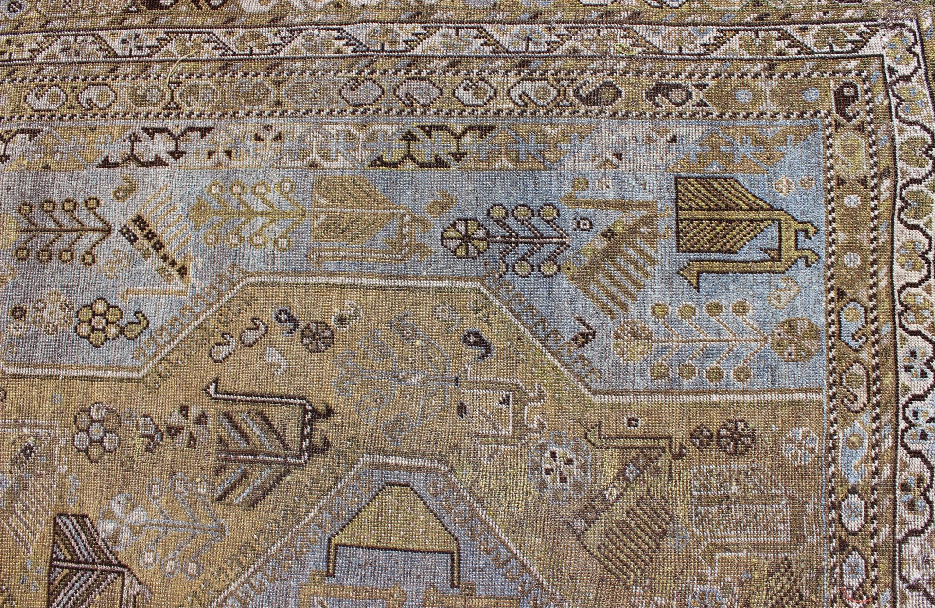 Geometrischer persischer Shiraz-Teppich im Drei-Medallion-Design in Lavendel und Olive, Vintage im Zustand „Gut“ im Angebot in Atlanta, GA