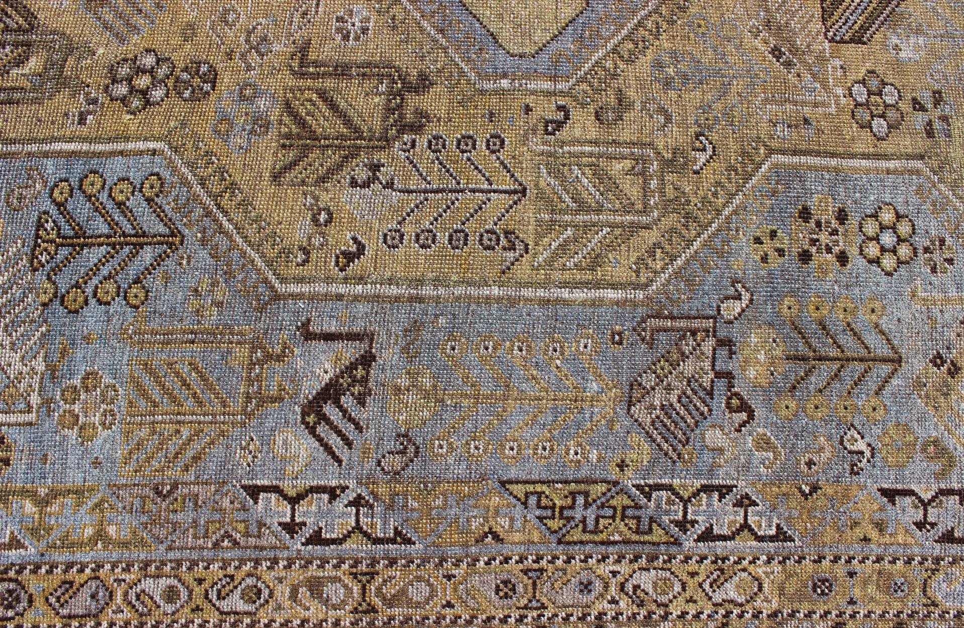 Geometrischer persischer Shiraz-Teppich im Drei-Medallion-Design in Lavendel und Olive, Vintage (20. Jahrhundert) im Angebot
