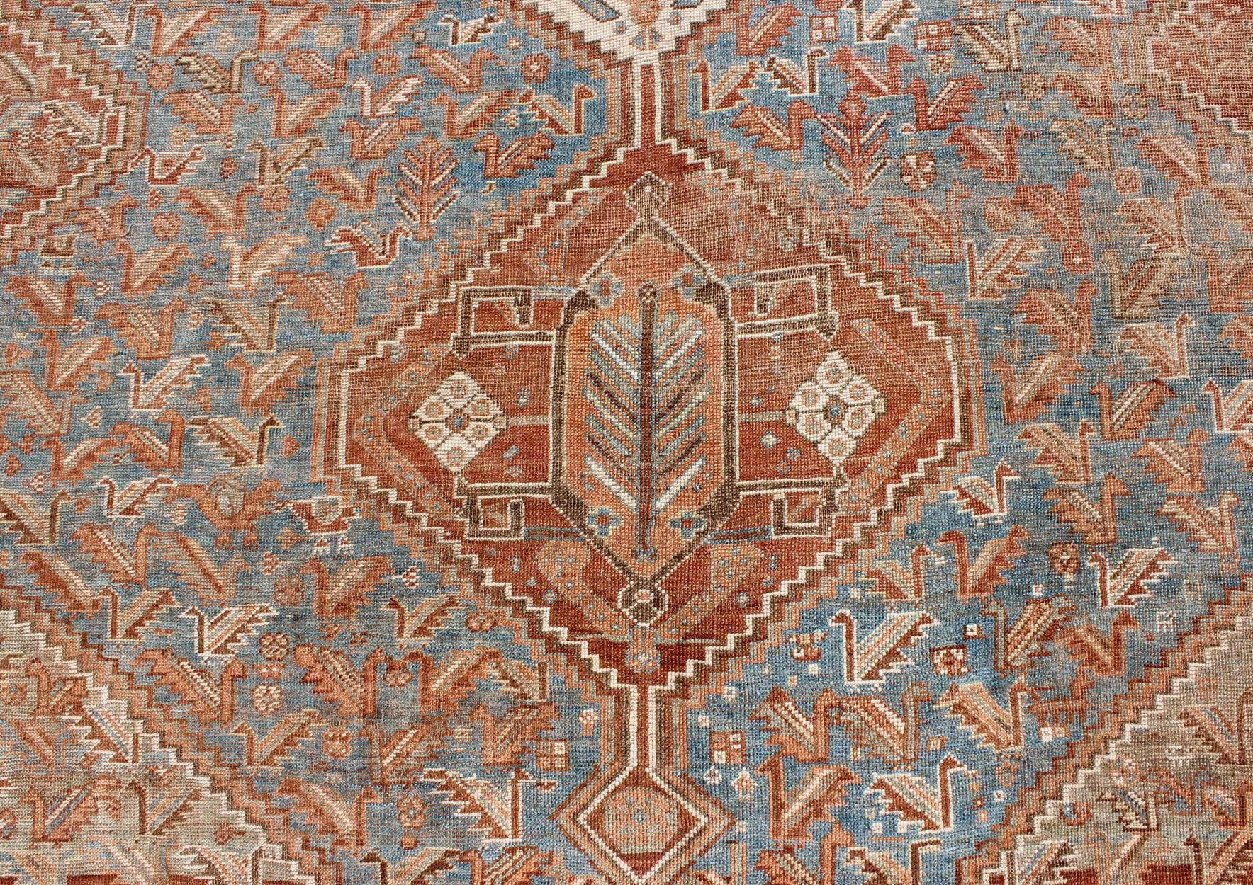 Geometrischer persischer Shiraz-Teppich im Vintage-Stil mit drei Medaillonmuster in Rot im Angebot 2