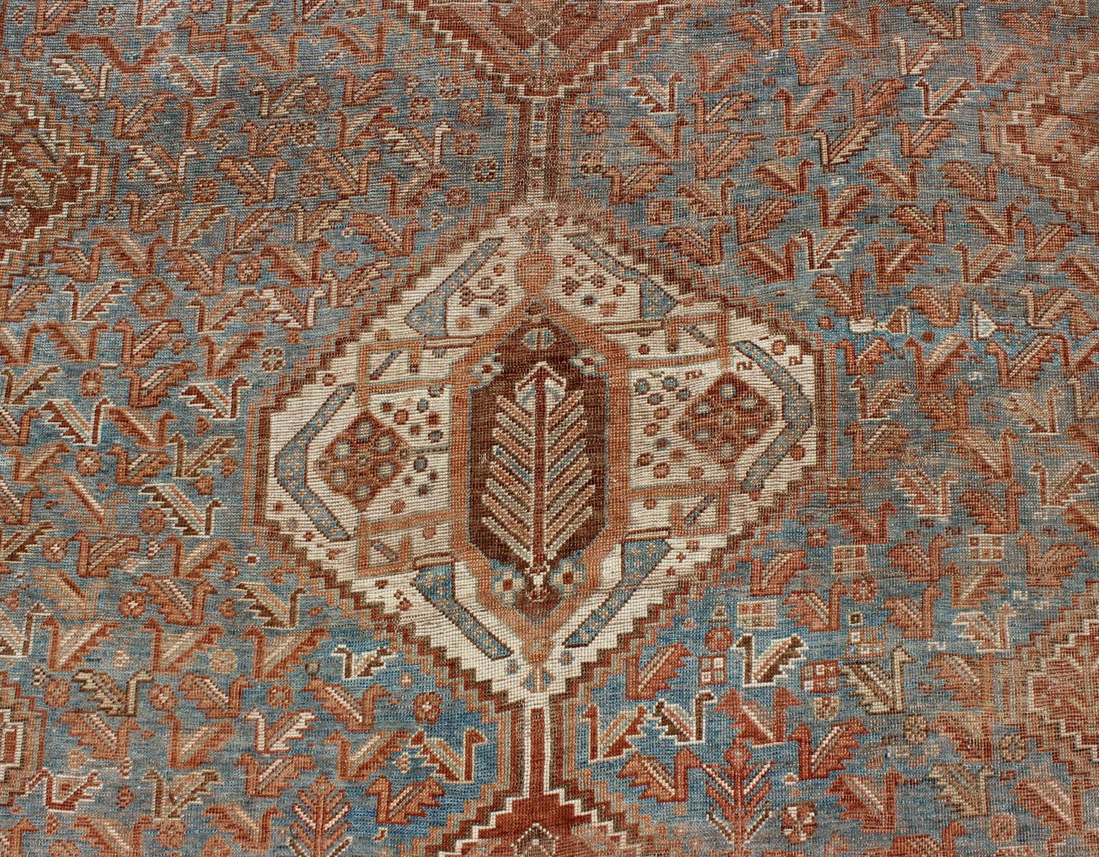 Geometrischer persischer Shiraz-Teppich im Vintage-Stil mit drei Medaillonmuster in Rot im Zustand „Hervorragend“ im Angebot in Atlanta, GA