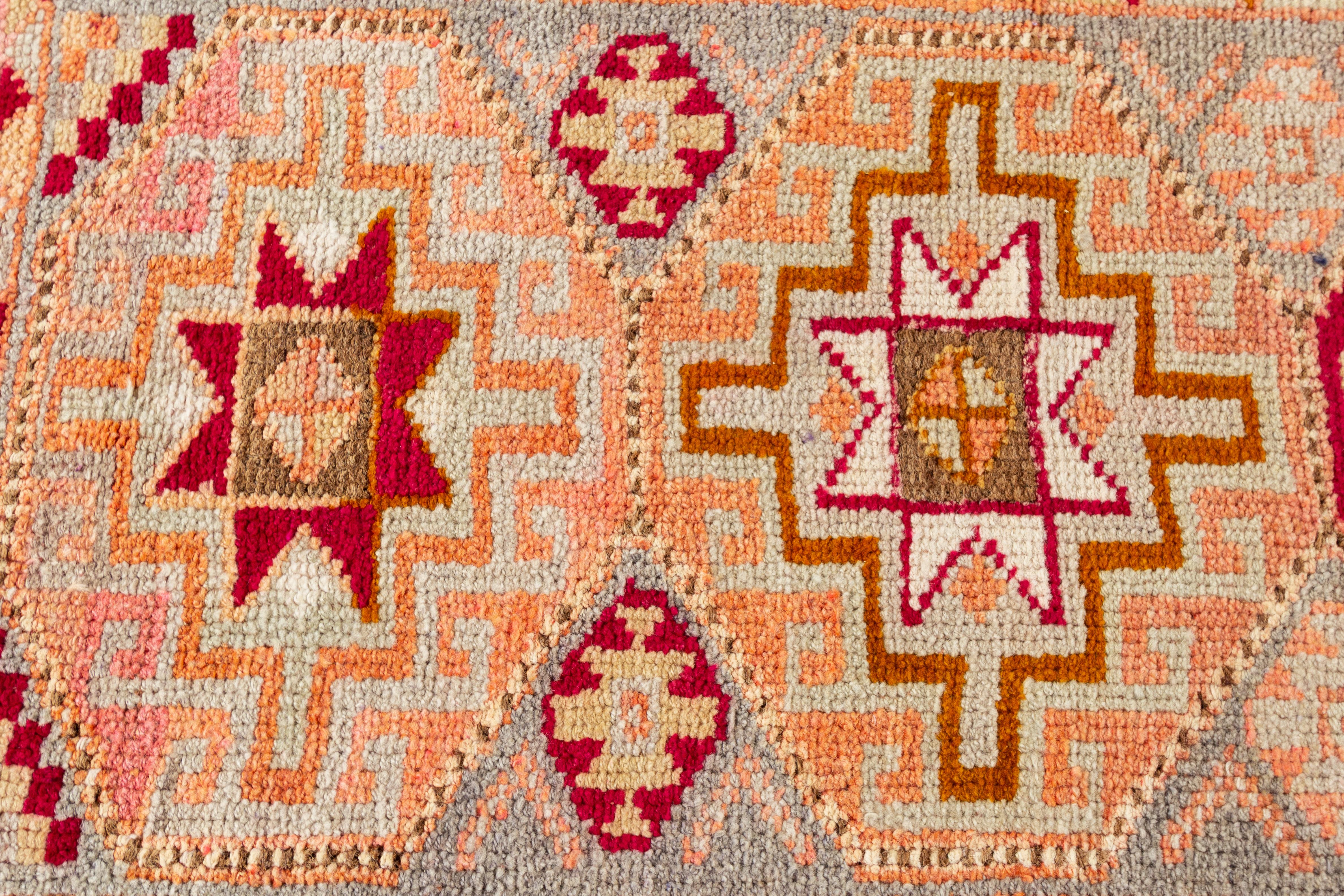 Geometrischer türkischer Vintage-Läufer aus Anatolischer Wolle in Grau und Pfirsich (Moderne der Mitte des Jahrhunderts) im Angebot
