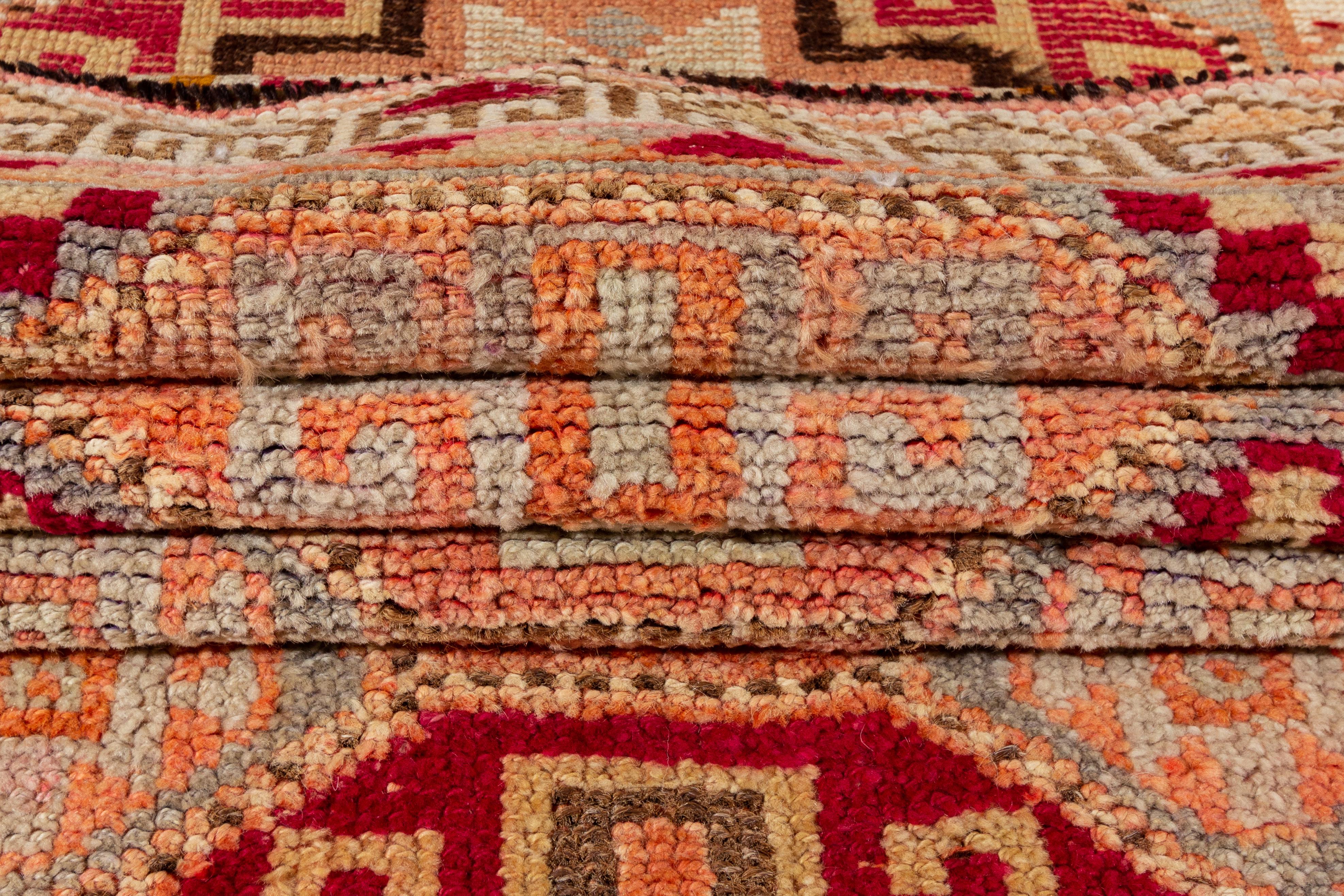 Geometrischer türkischer Vintage-Läufer aus Anatolischer Wolle in Grau und Pfirsich (Türkisch) im Angebot