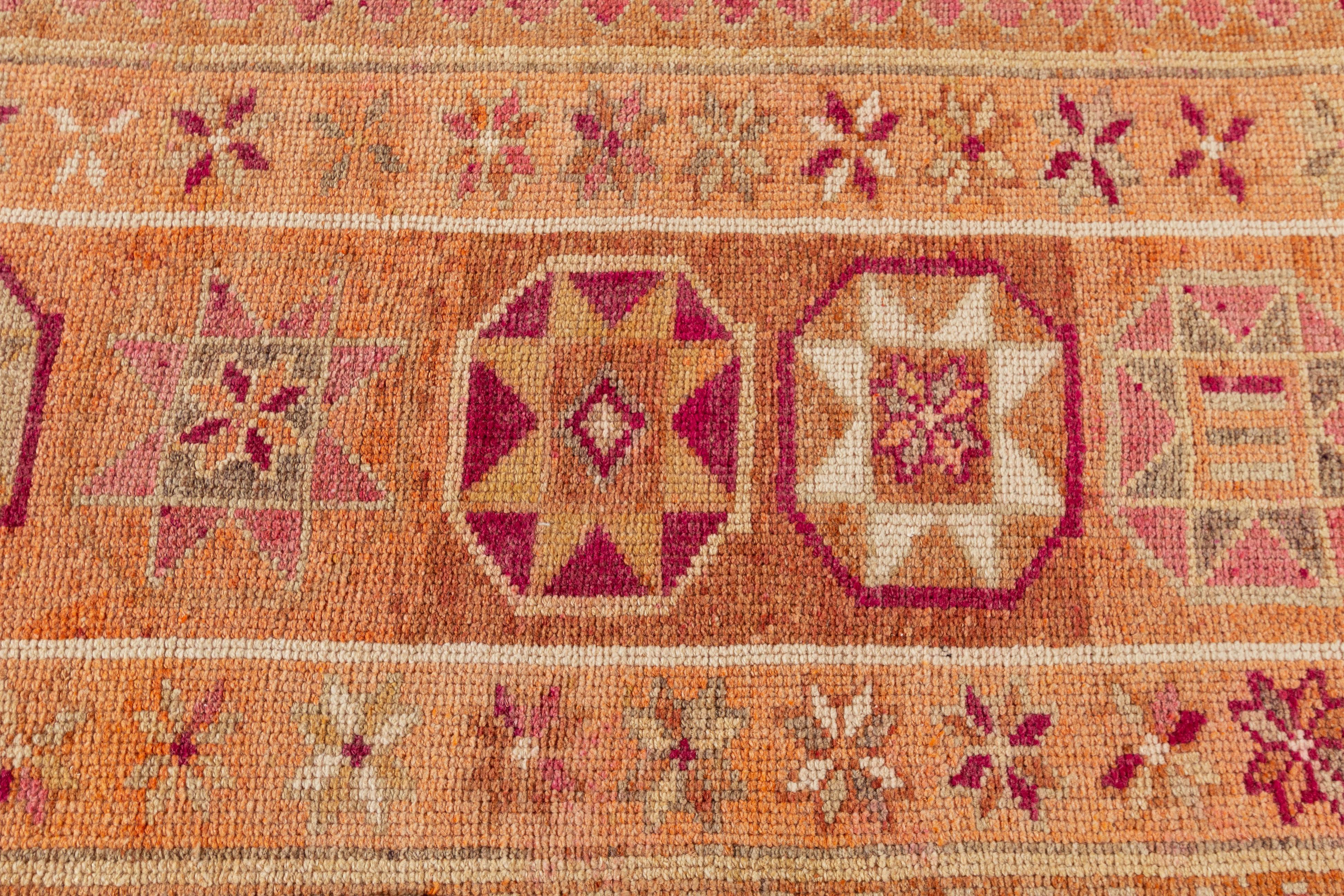 Geometrischer türkischer Vintage-Läufer aus Anatolischer Wolle in Grau und Pfirsich (Handgeknüpft) im Angebot