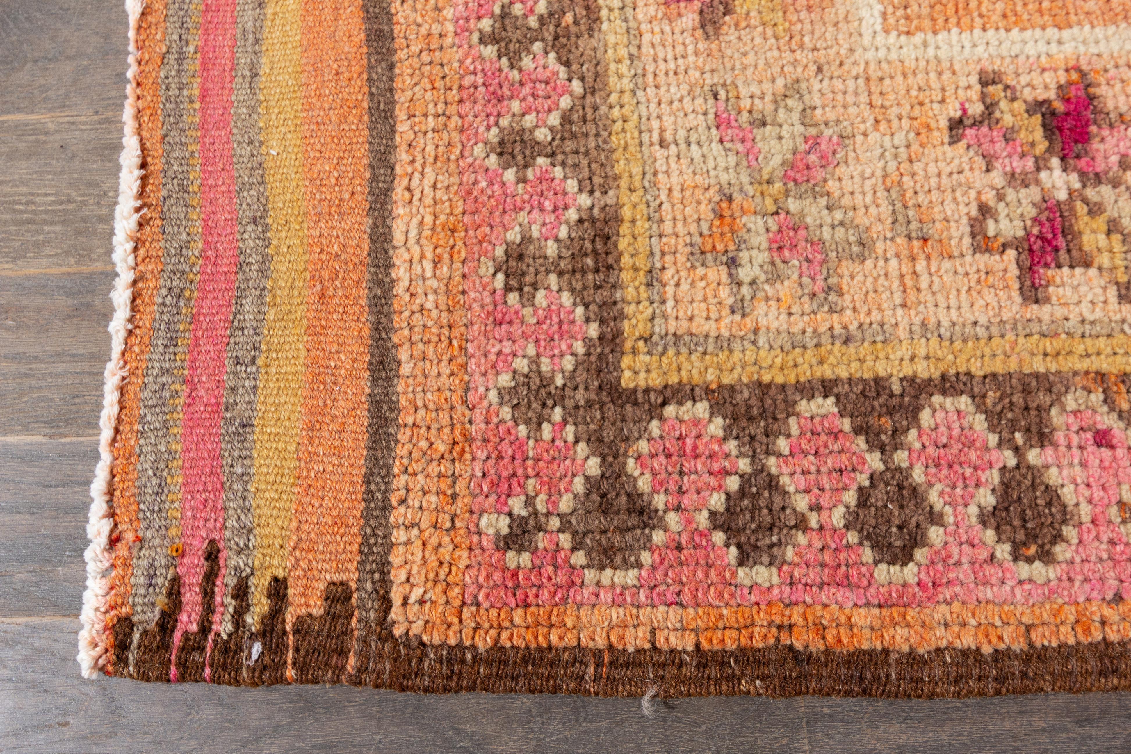 Geometrischer türkischer Vintage-Läufer aus Anatolischer Wolle in Grau und Pfirsich im Zustand „Hervorragend“ im Angebot in Norwalk, CT