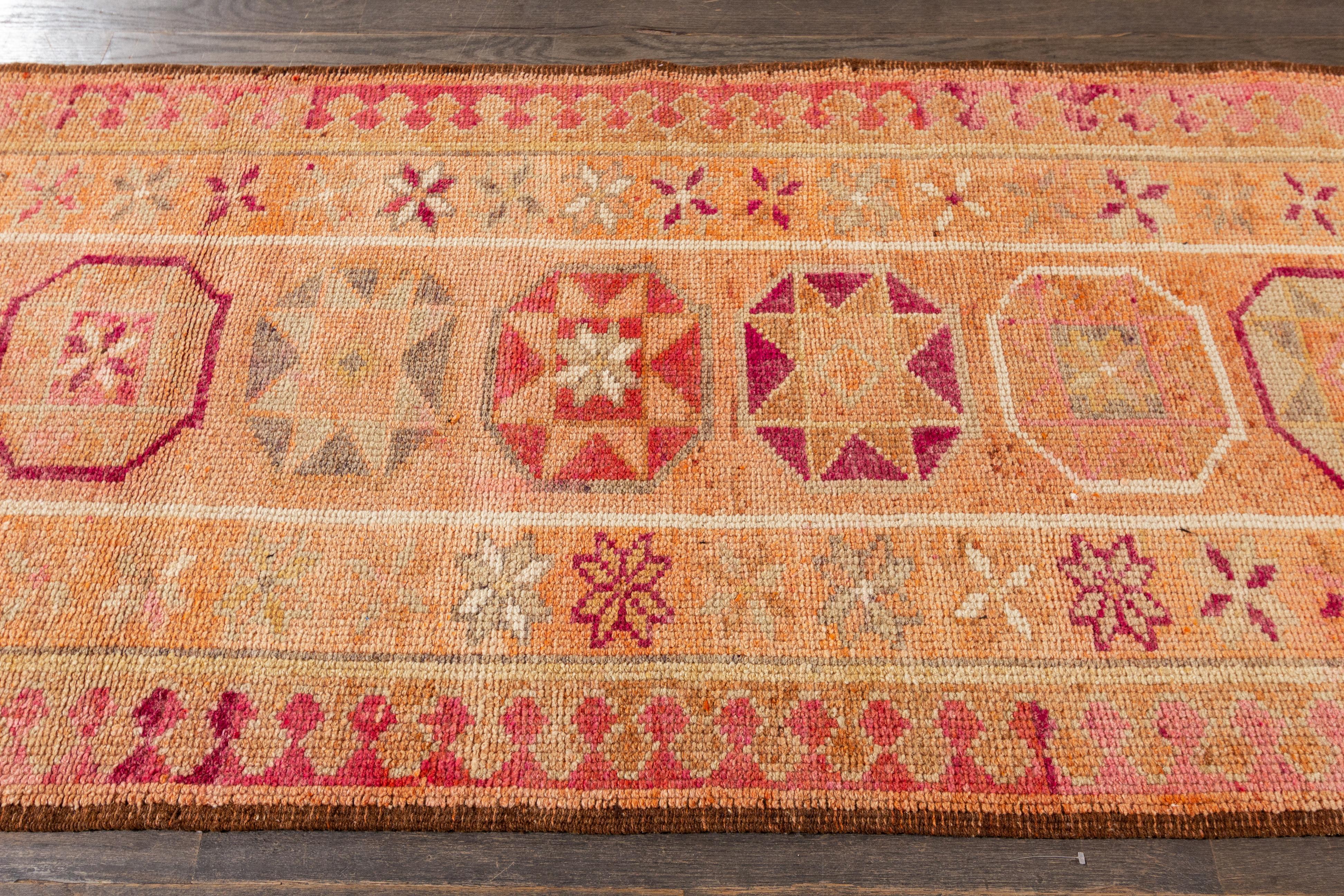 Geometrischer türkischer Vintage-Läufer aus Anatolischer Wolle in Grau und Pfirsich (20. Jahrhundert) im Angebot