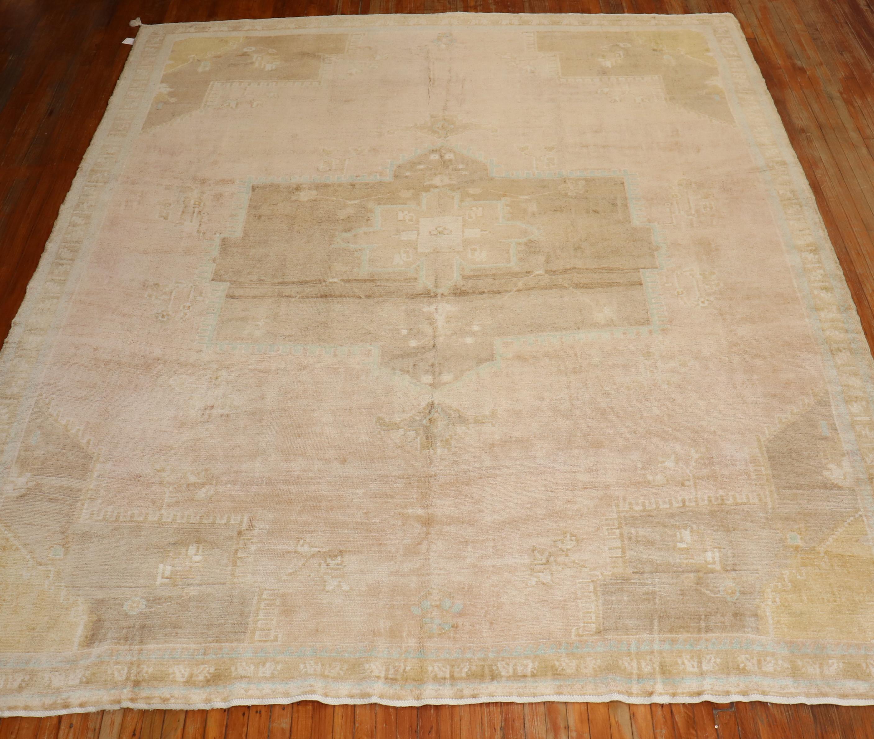 A large room-size mid 20th century Turkish rug in predominantly in Pink

Measures: 10'5'' x 12'3