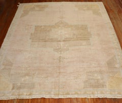Geometrischer türkischer Vintage-Teppich in Zimmergröße