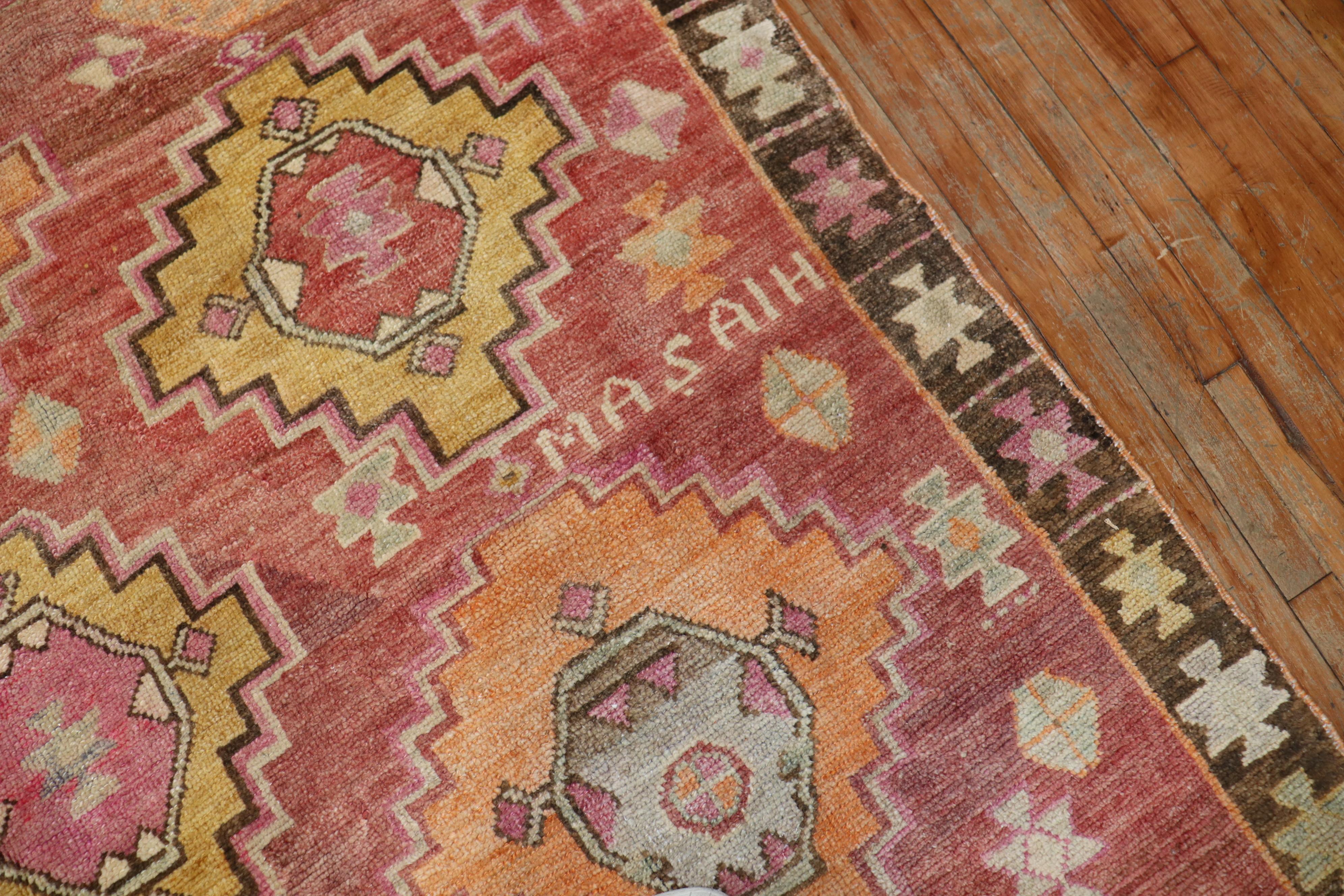 Geometrischer türkischer Vintage-Teppich in Zimmergröße (Stammeskunst) im Angebot