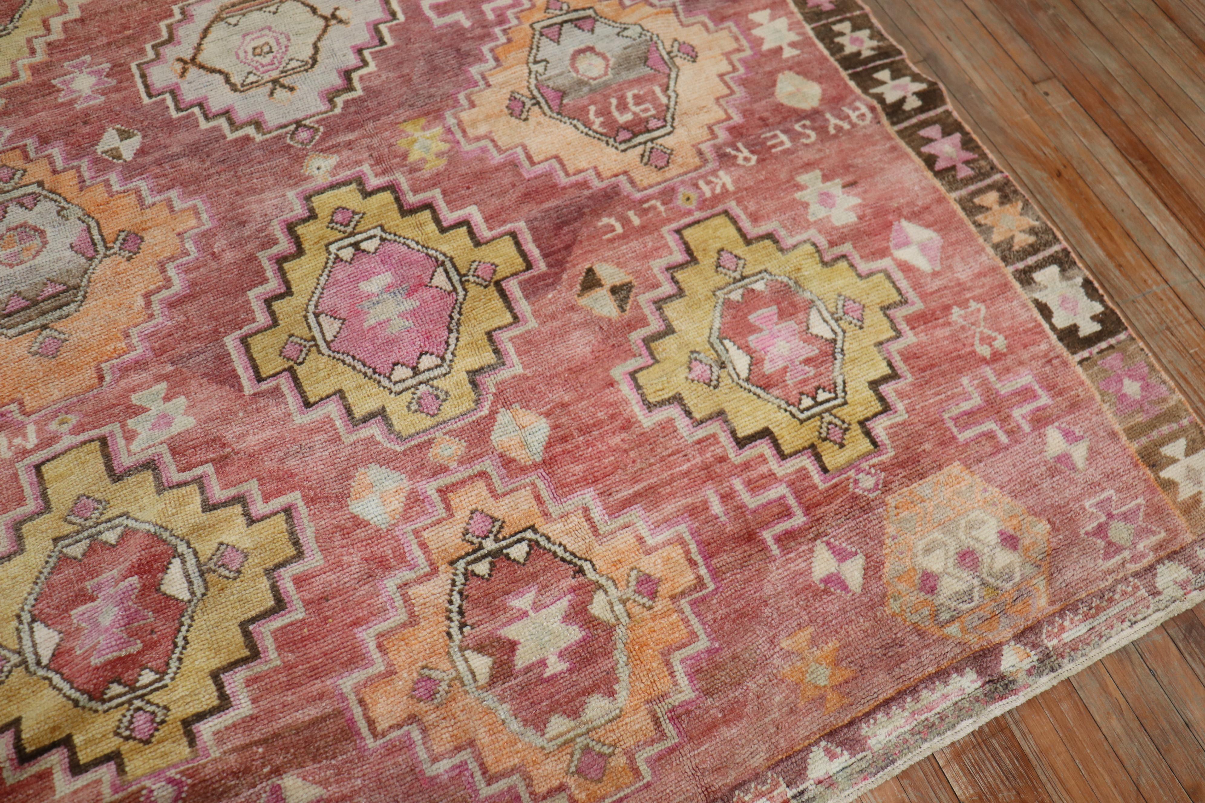Geometrischer türkischer Vintage-Teppich in Zimmergröße im Zustand „Gut“ im Angebot in New York, NY