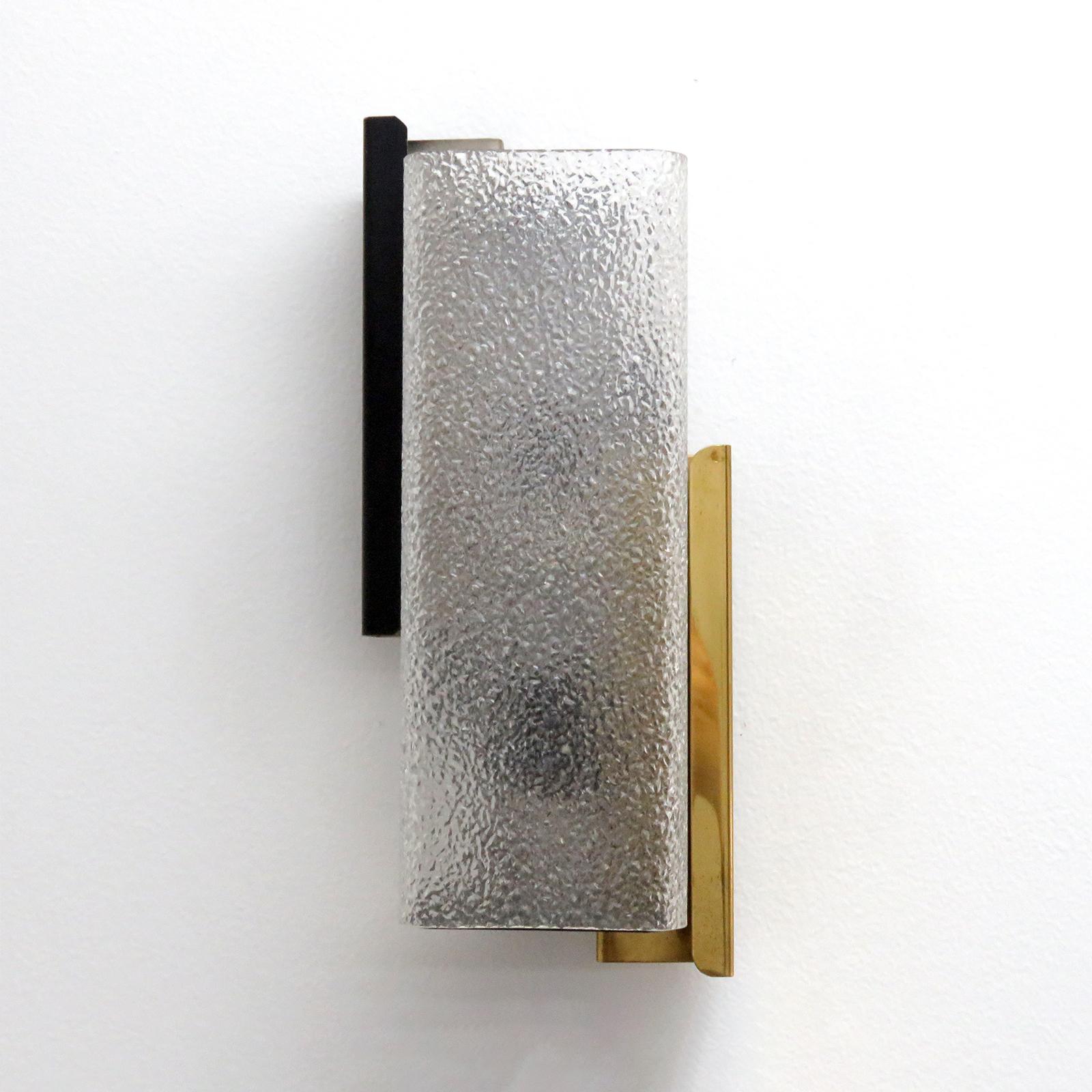 Elegant French wall light by Arlus, in brass, enameled metal and textured Lucite.