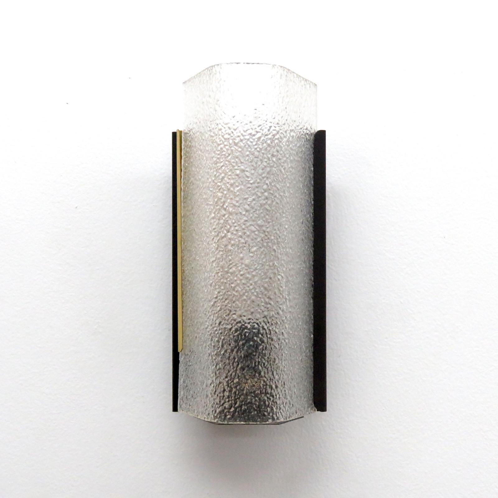 Elegant French wall sconce by Arlus, in brass, enameled metal and textured Lucite, one E12 socket, max. wattage 60w, bulb provided as a onetime courtesy. Only a single available.
