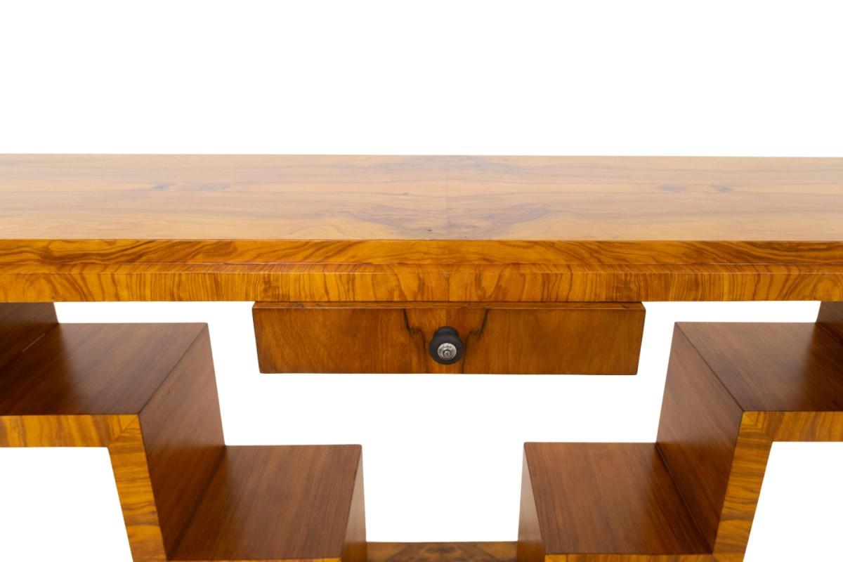 Table console art déco géométrique en noyer, Pologne, milieu du XXe siècle.

Console géométrique unique de style Art Déco. Fabriqué en noyer, il comporte un tiroir pour les petits objets.

Très bon état, après rénovation.

Dimensions :

Hauteur : 80