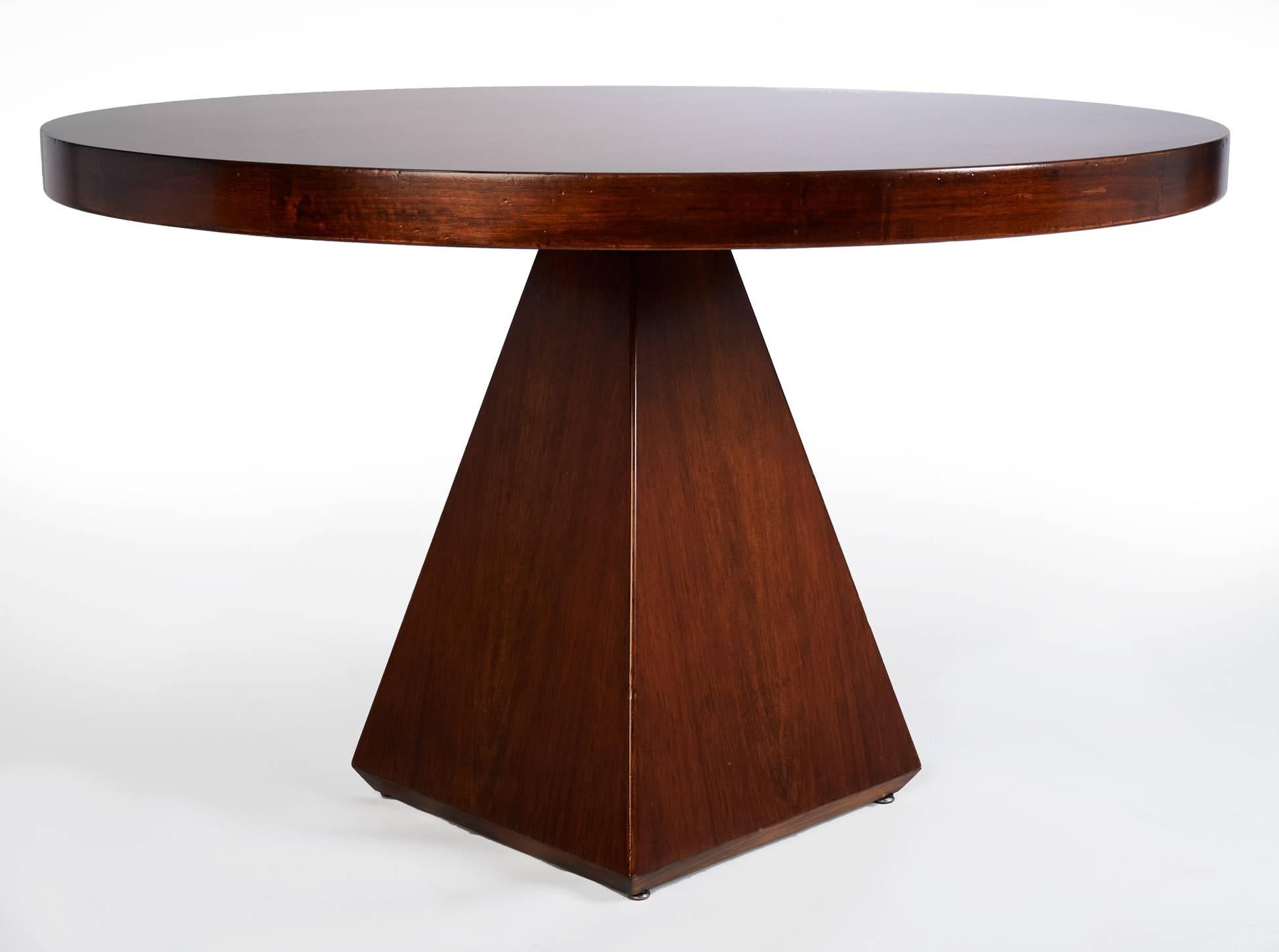 Vittorio Introini: Geometrischer Esstisch aus Nussbaumholz mit runder Platte, Italien 1960er Jahre (Moderne der Mitte des Jahrhunderts) im Angebot