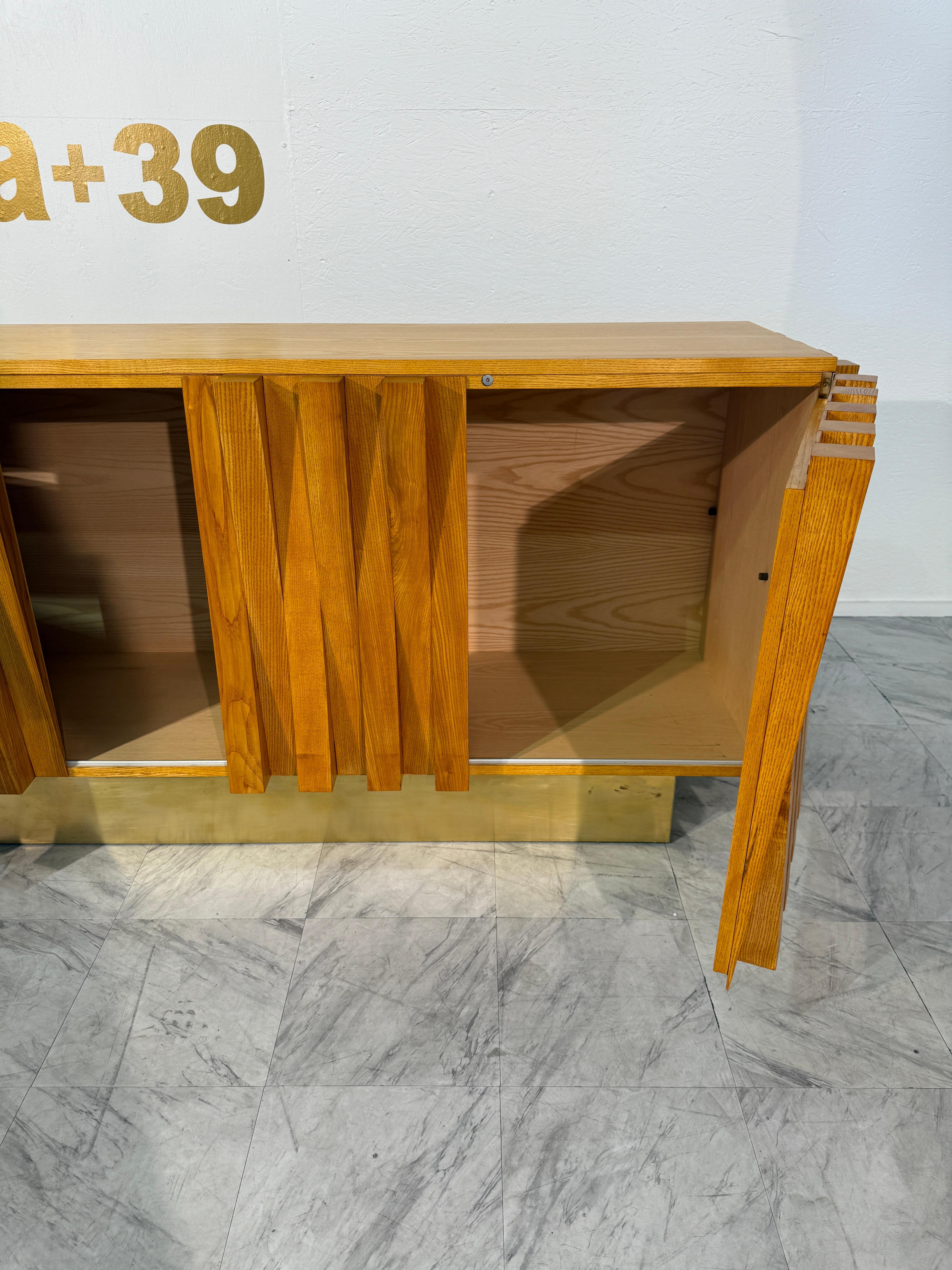 italien Geometric Wood Credenza with Brass Base en vente
