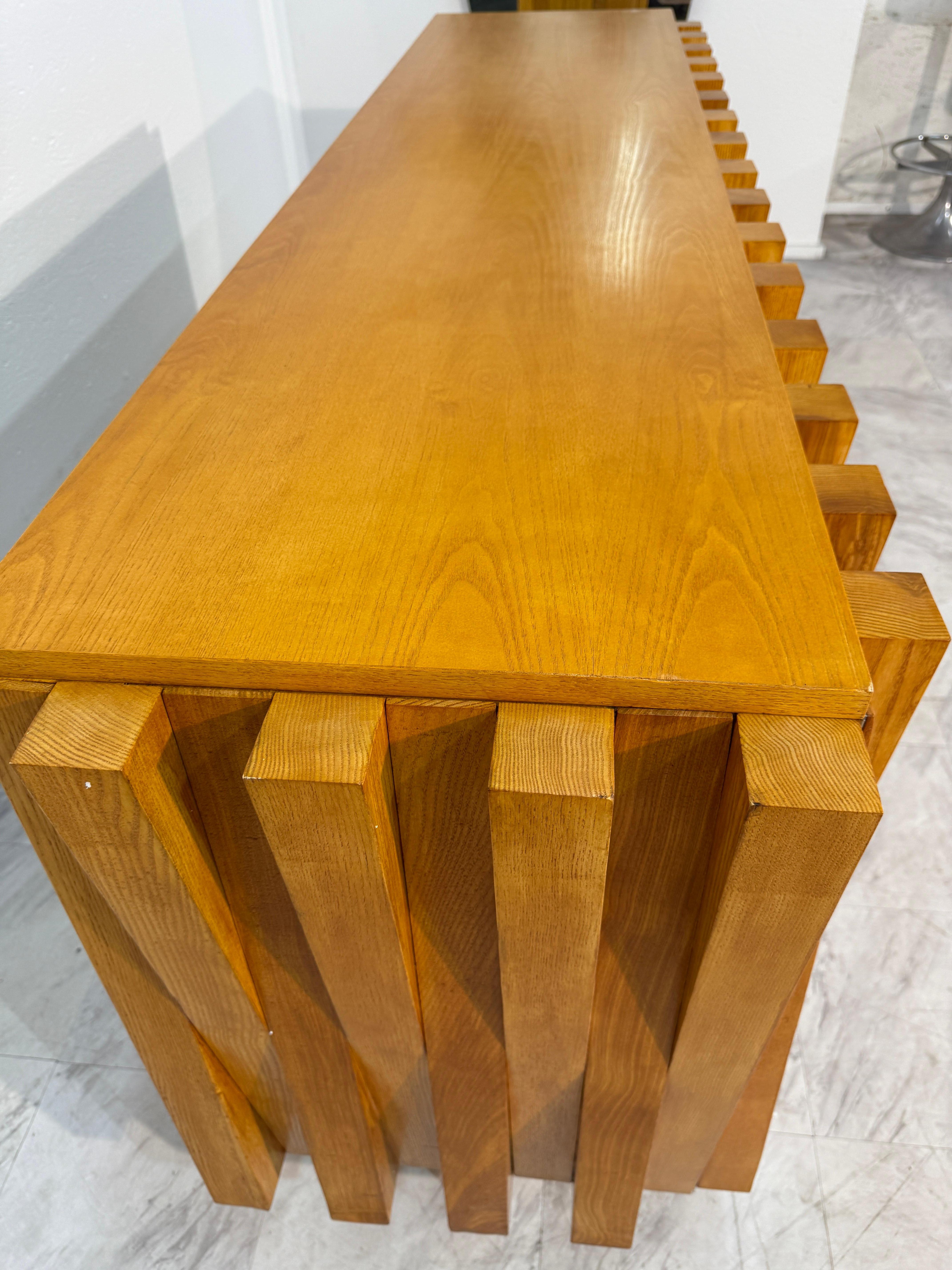 Geometric Wood Credenza with Brass Base en vente 2