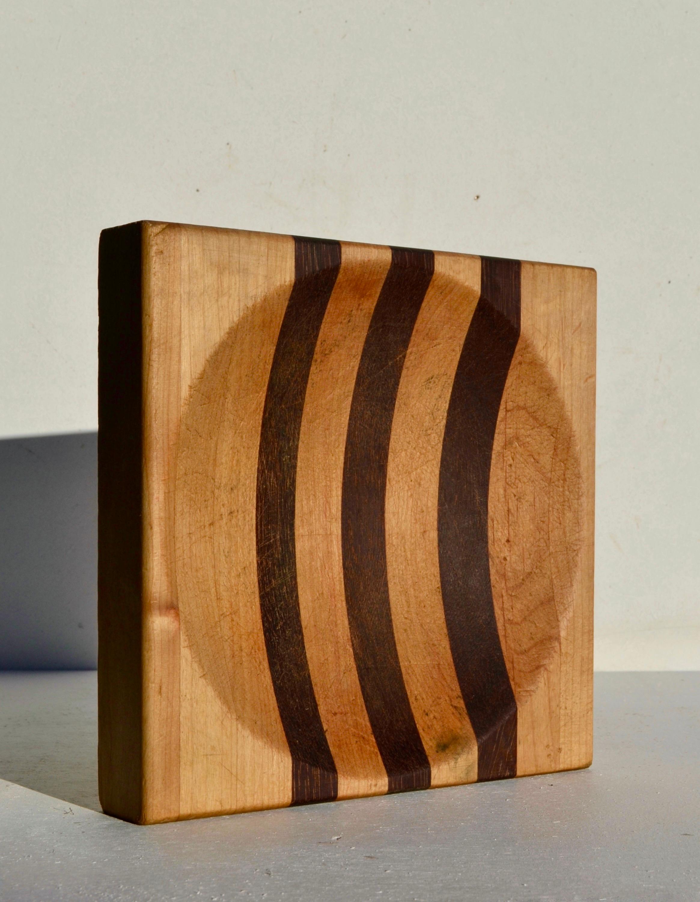 Intagliato Catchall geometrico in legno - Francia - Anni '70 in vendita