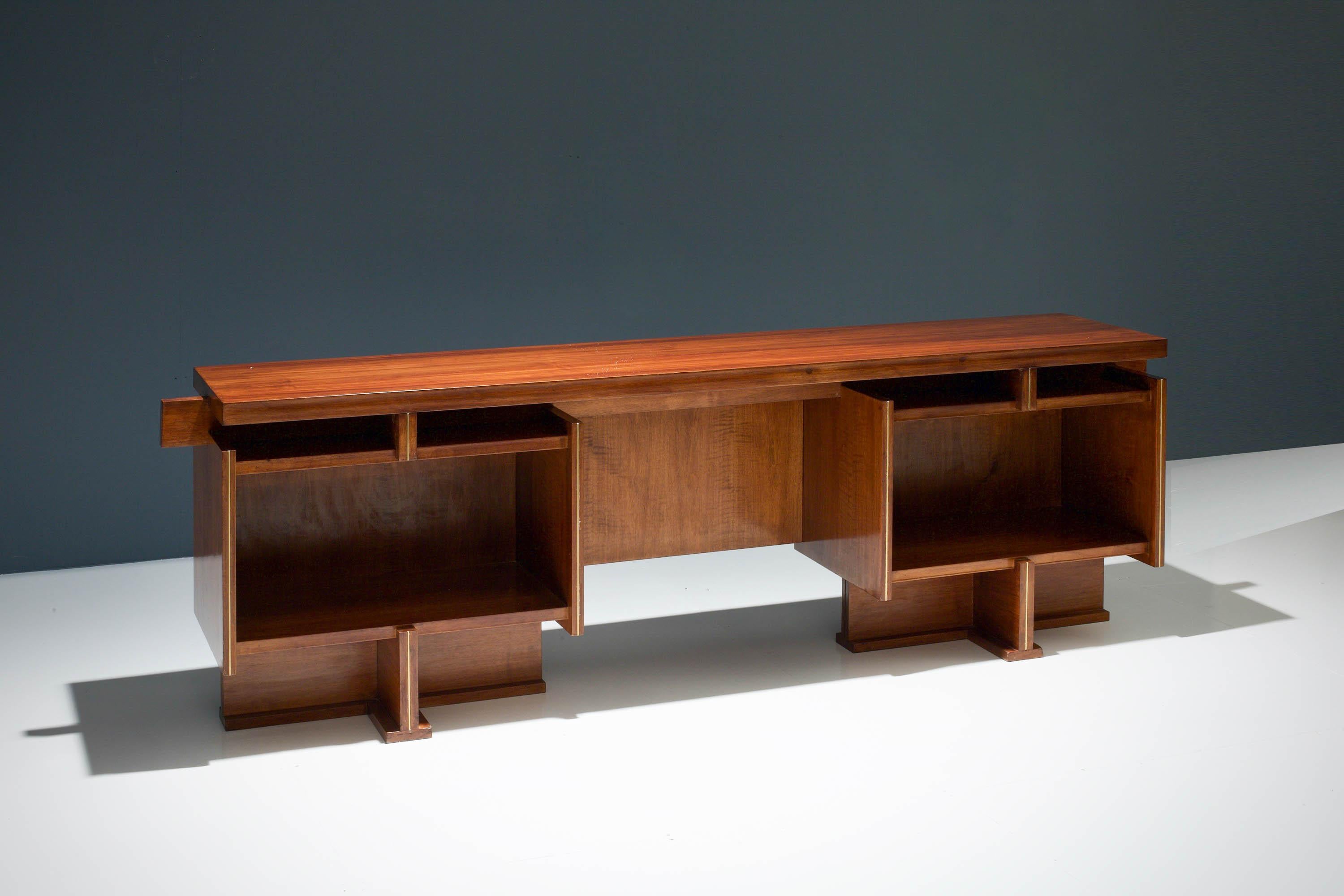 Geometrischer Schreibtisch / Sideboard aus Nussbaum und Messing, Italien, 1950er Jahre (Italienisch) im Angebot