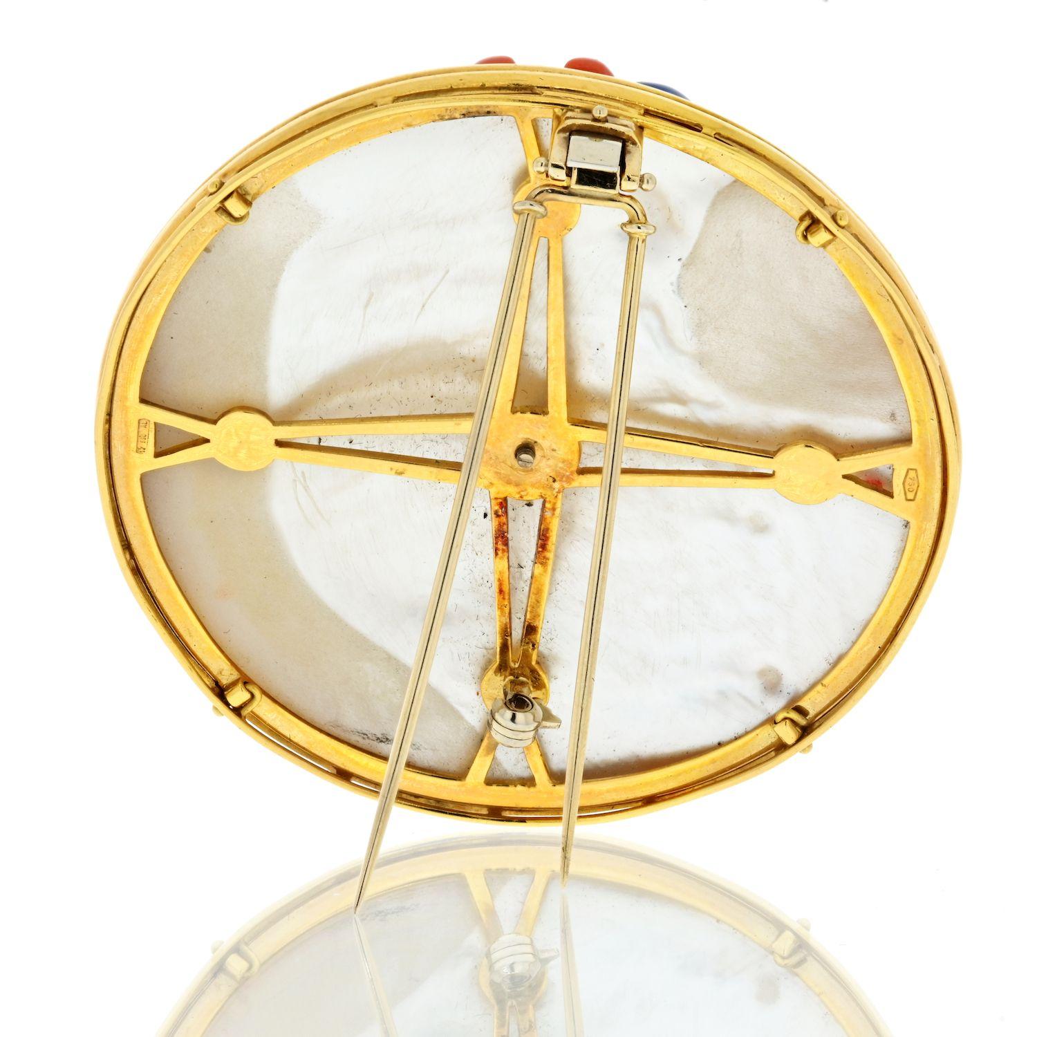 Geometrical 18K Yellow Gold Mother of Pearl, Chalcedony and Coral Round Brooch In Excellent Condition For Sale In New York, NY