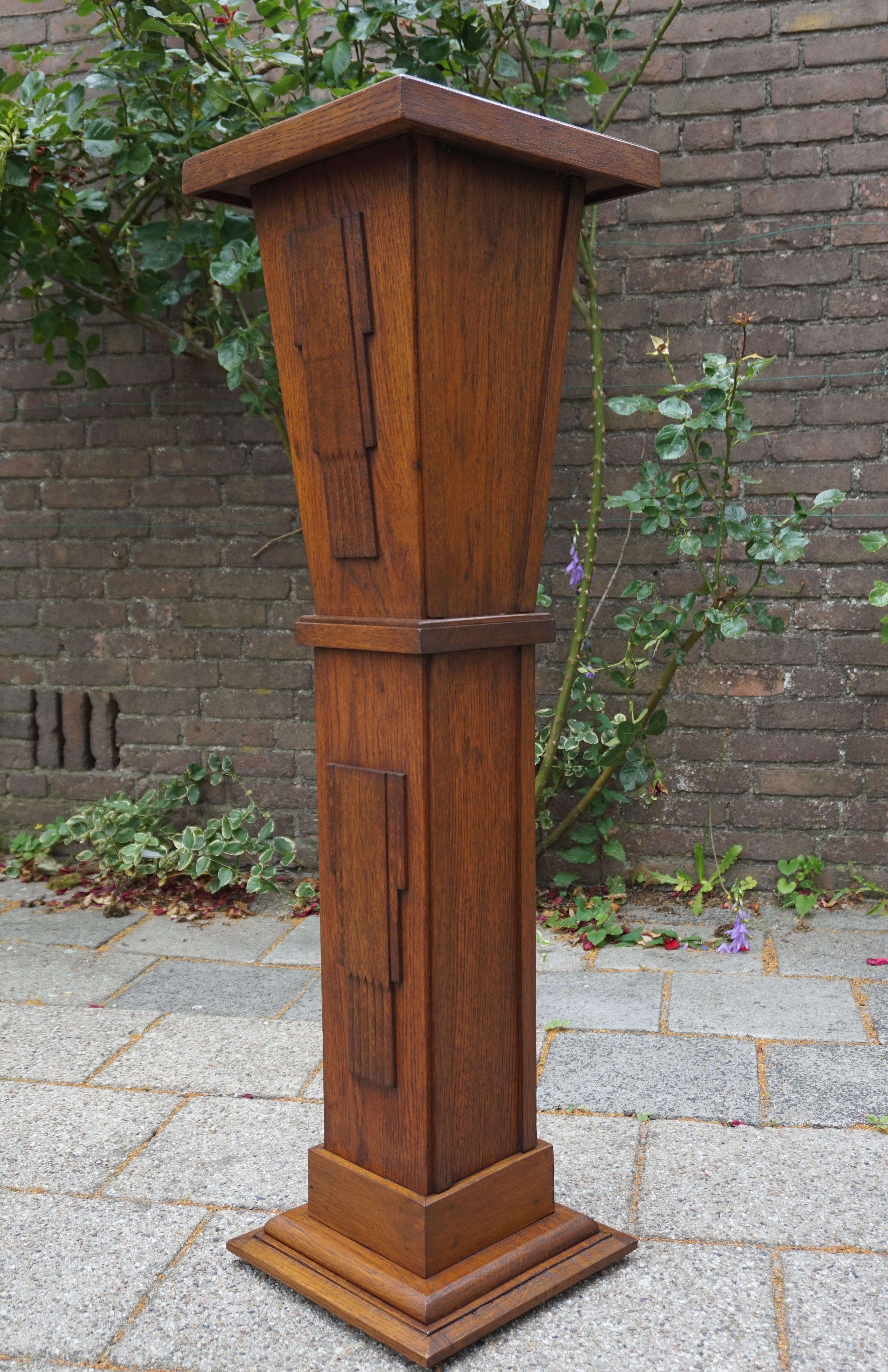 Stylish and excellent condition Art Deco stand.

The geometrical and stylish design of this 1920s Dutch oak sculpture stand makes it ideal for displaying all kinds of antiques and works of art. It could not be in a better condition and it has a