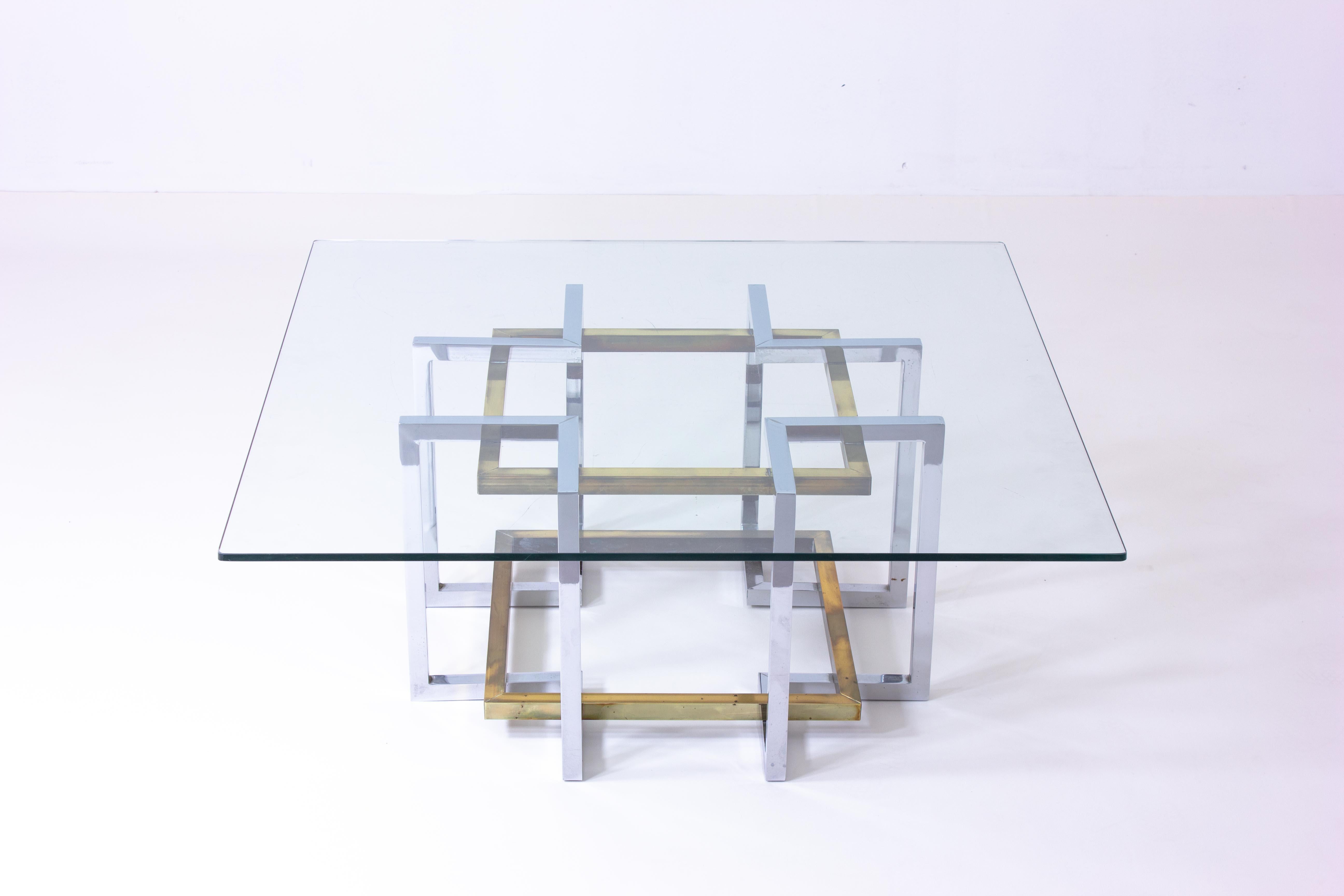Une table basse de forme assez unique en laiton et chrome. Les courbes et les angles entrelacés des tubes créent un jeu intéressant entre les deux couleurs élégantes.